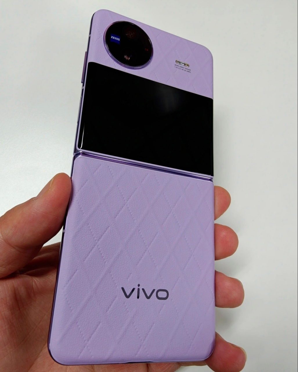 数码小果子聊数码#  话说,vivo x flip这款小折叠屏的外观设计,还是