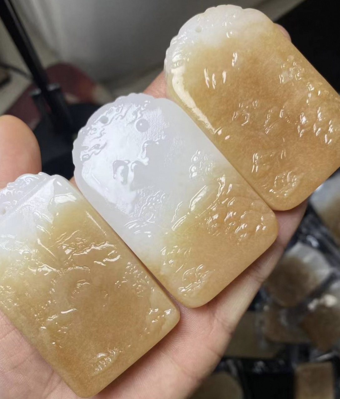 看到这样和田玉且末糖料要小心了!