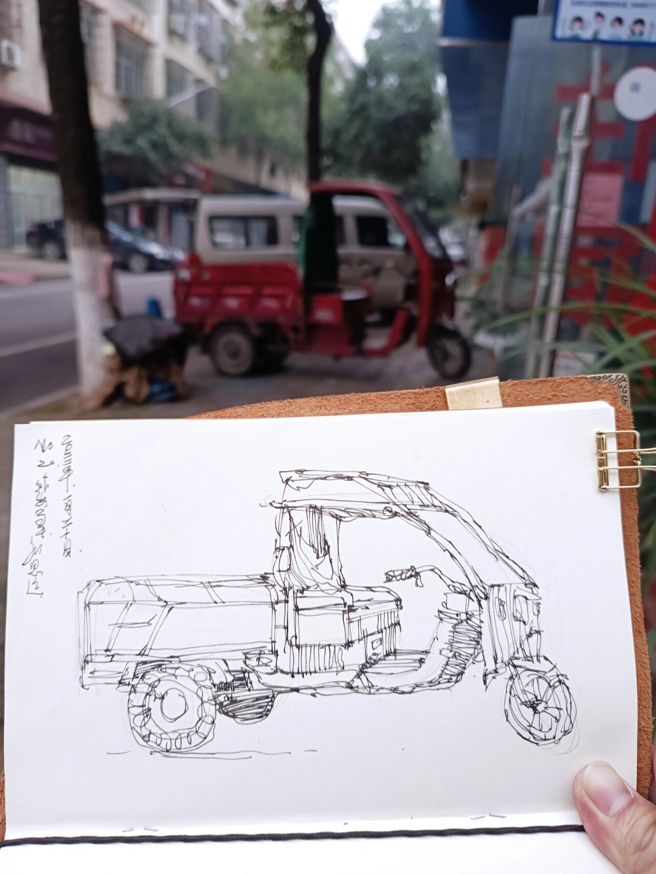 【每日速写手账记录no20】路边三轮车 徒手画 路边写生 三轮车,手账