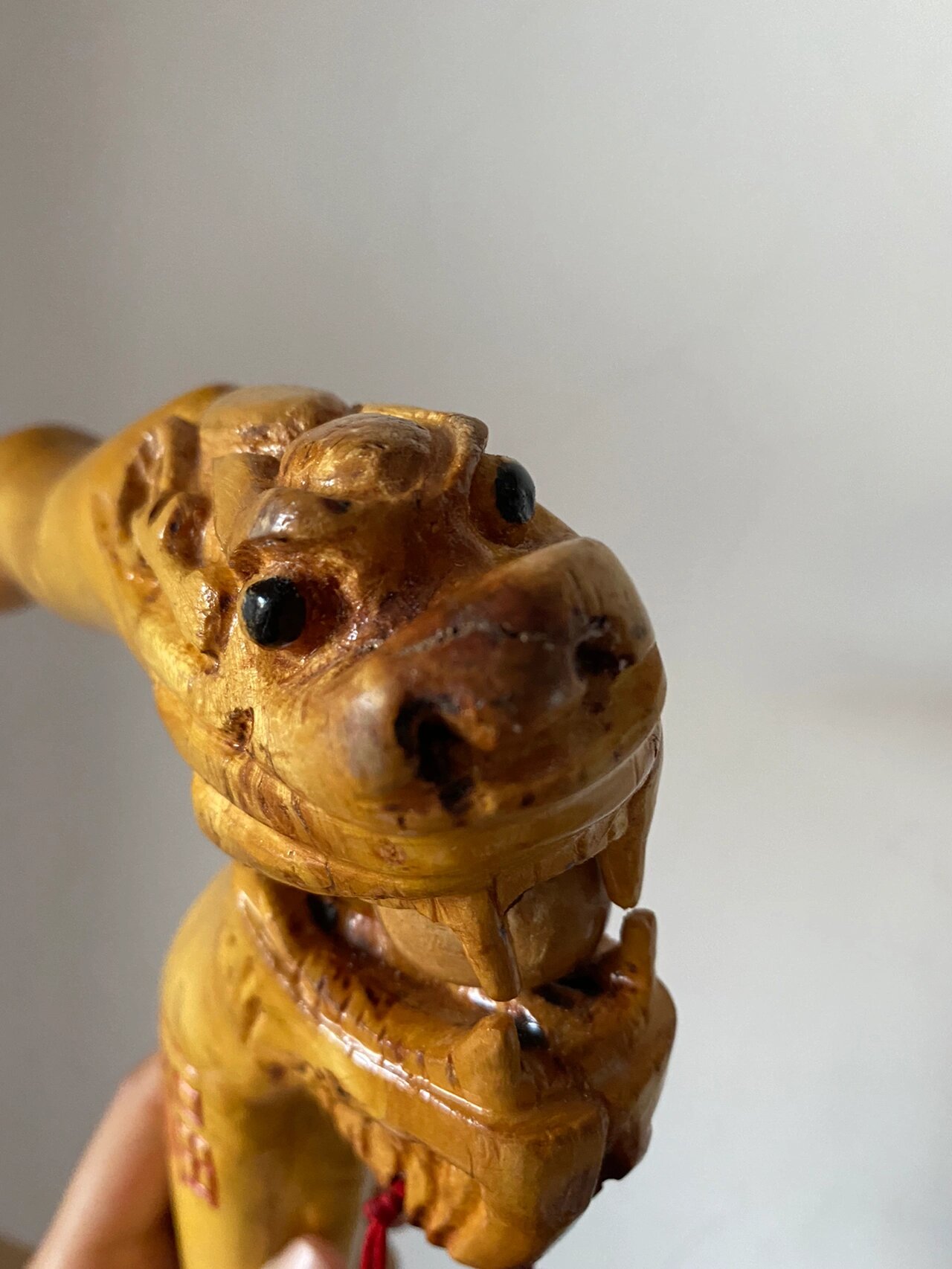 野生酸枣木,加纯手工雕刻的龙头拐杖,家里人自己做的,经久耐用,质量