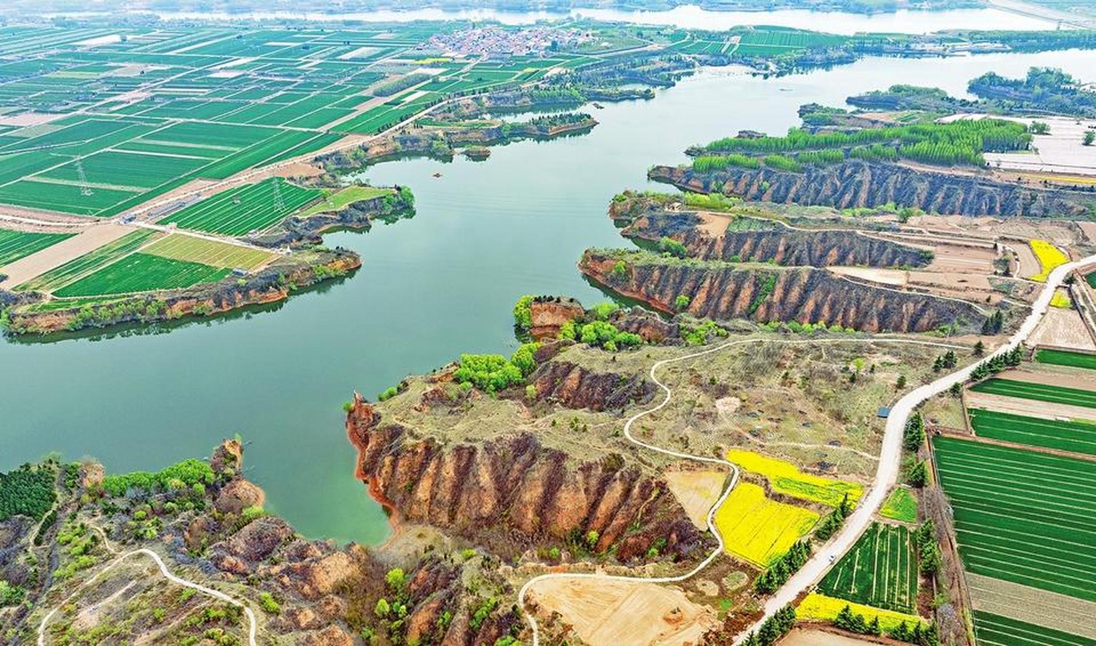 【山水相依 景色如画】  4月10日,襄汾县西贾乡七一水库湿地内碧波
