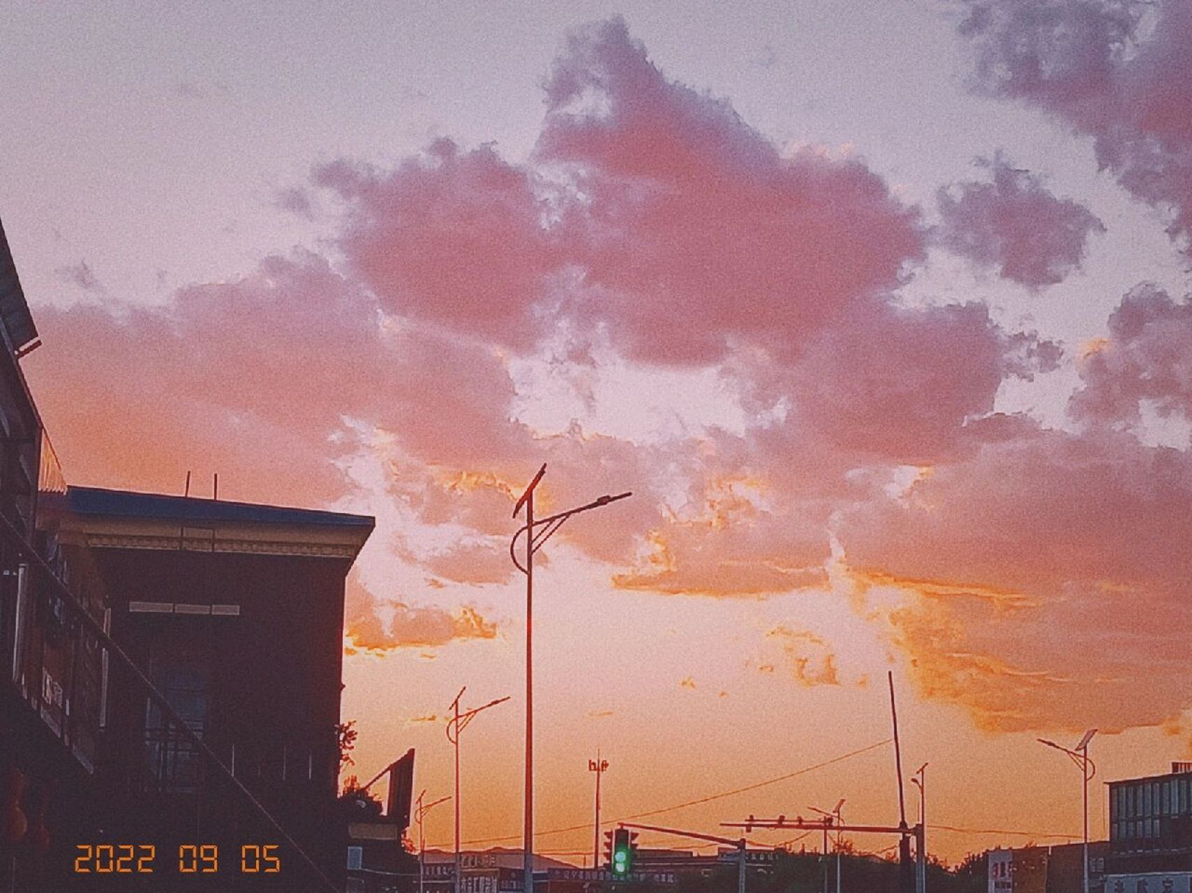 关于晚霞的文案 "粉红色的回忆" 1 谁为我留下缱绻的天涯,信物是抹