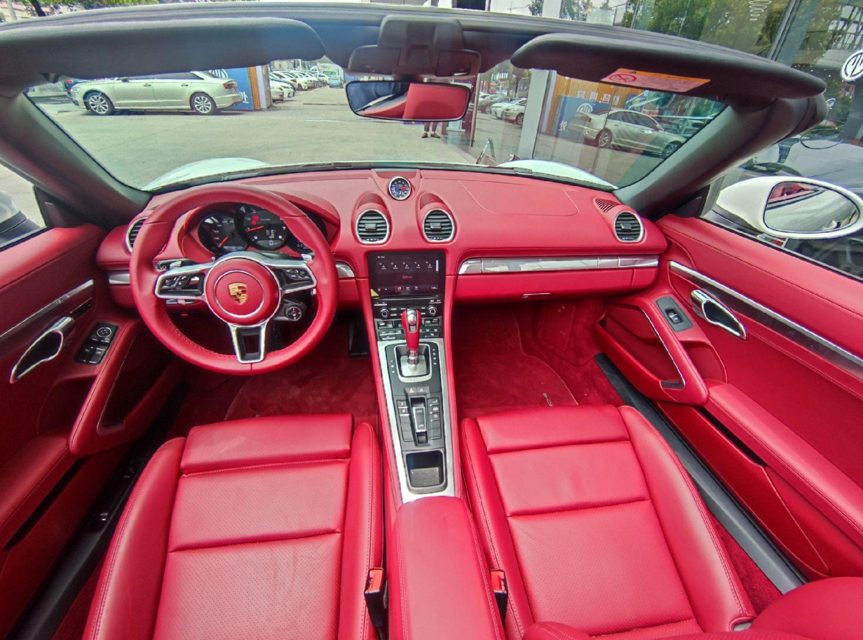 【车辆名称】2022款 保时捷718 boxster 2.