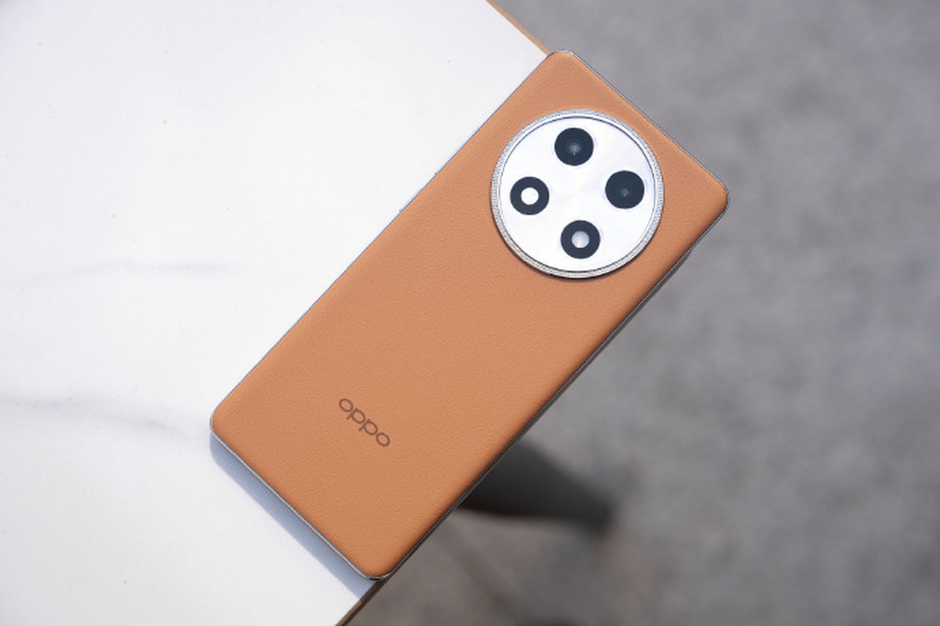 oppo,小米等厂商效仿华为采用华为mate50系列的设计之后,华为又改回