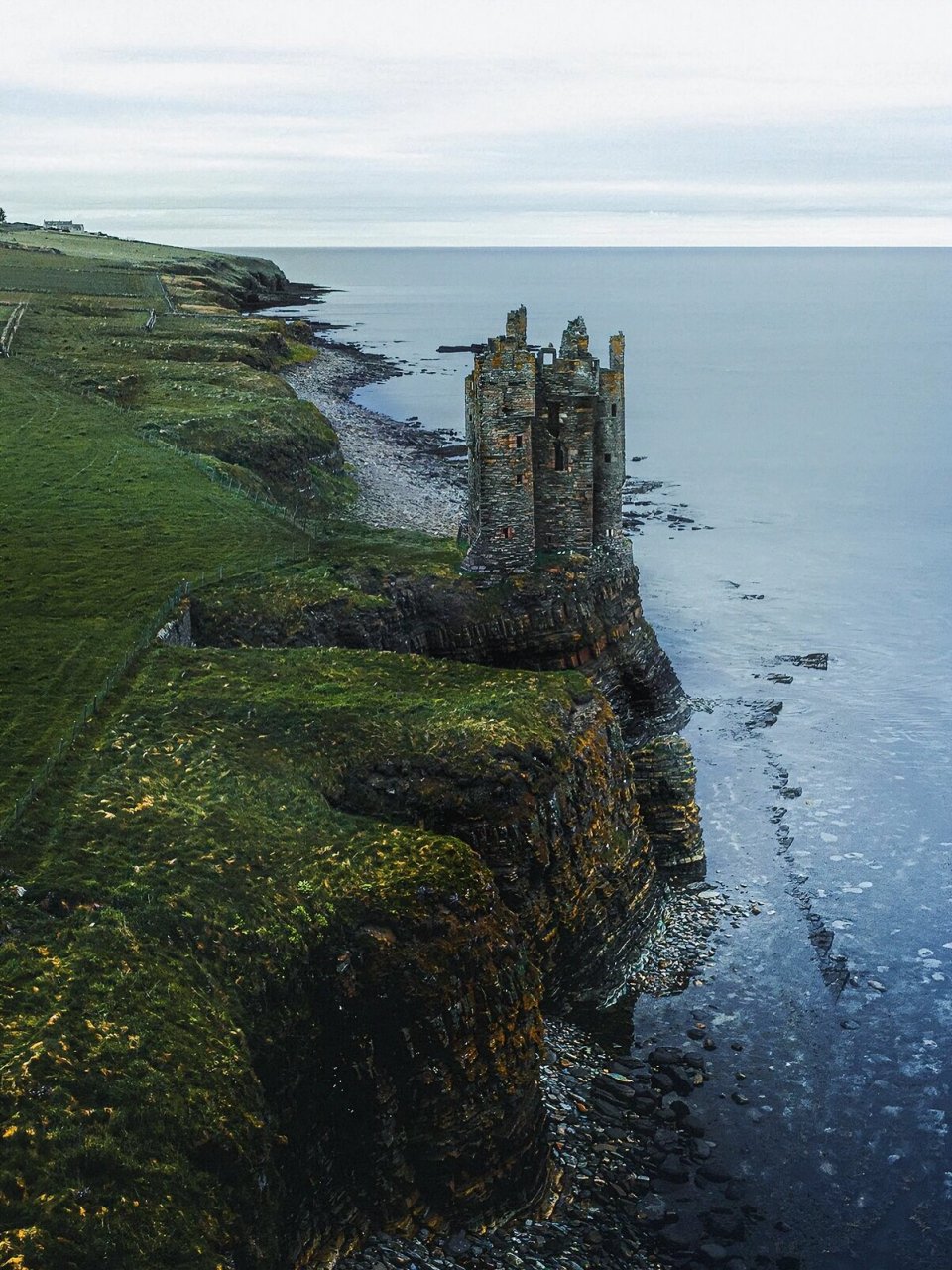 英国苏格兰🧳一座海岸悬崖边的孤独感城堡 英国的城堡一直都令人