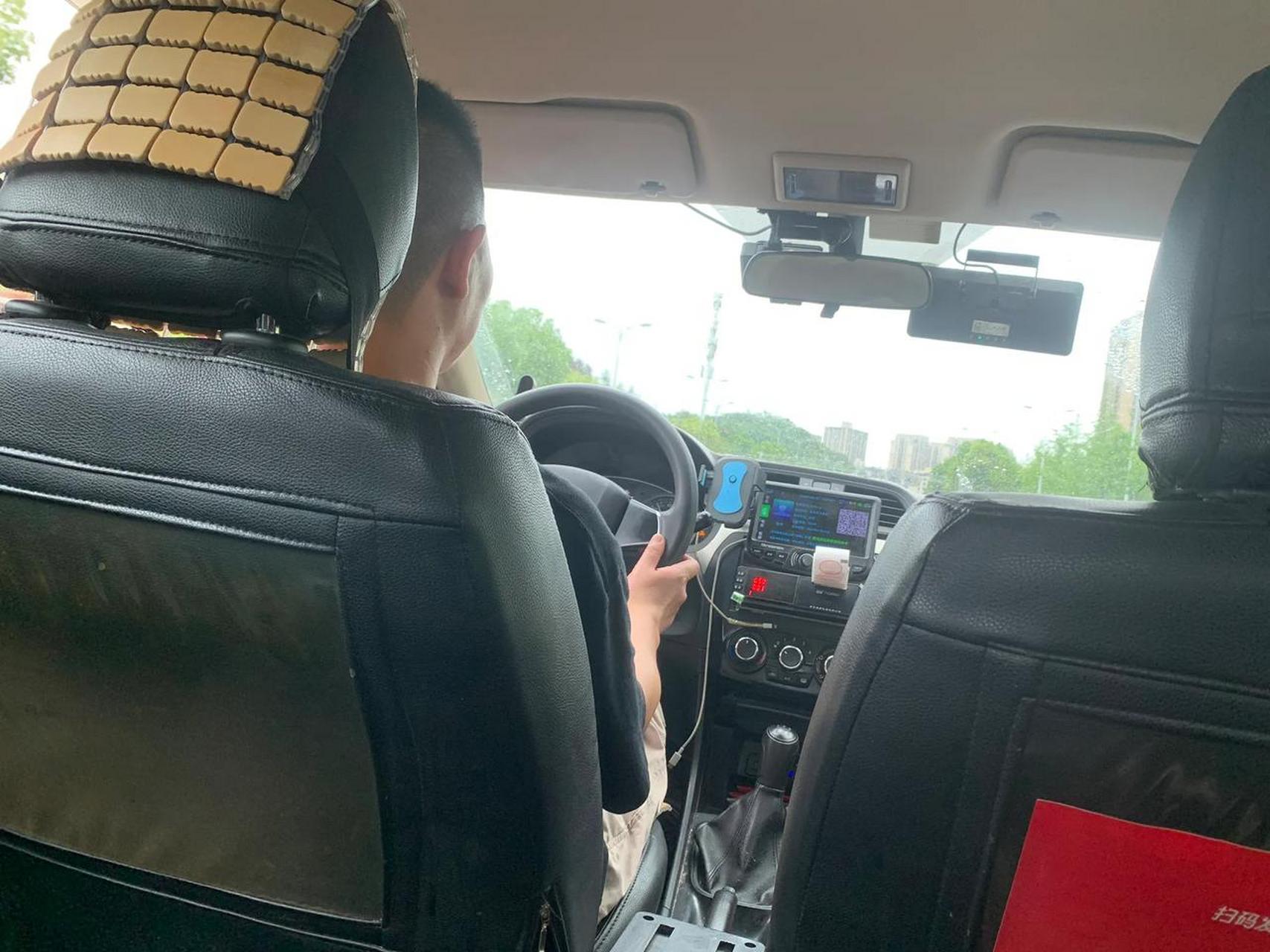 【重庆出租车司机】  下雨天,赶上出租车交班时间,好不容易打到辆出租