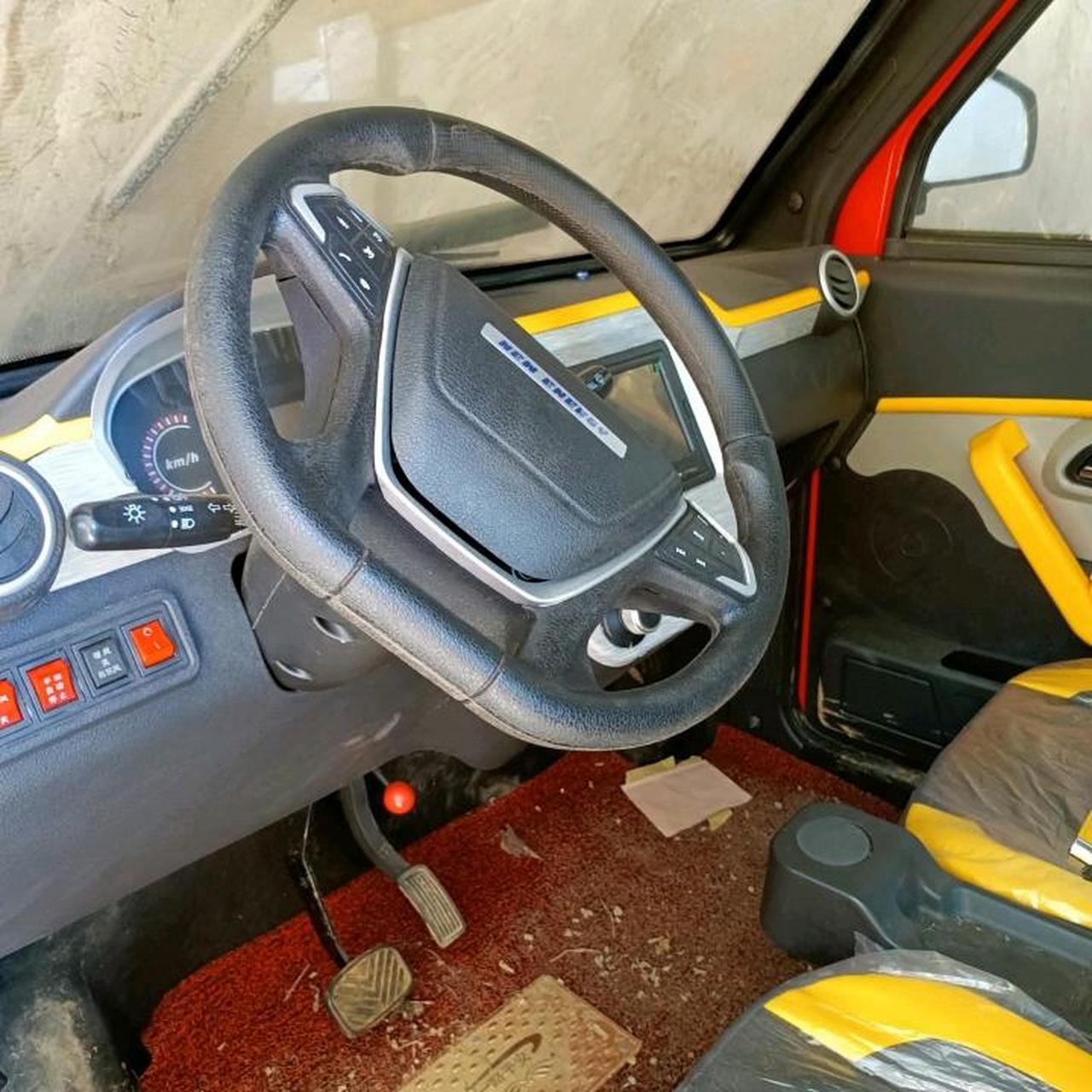 油电混合三轮封闭式麻木车