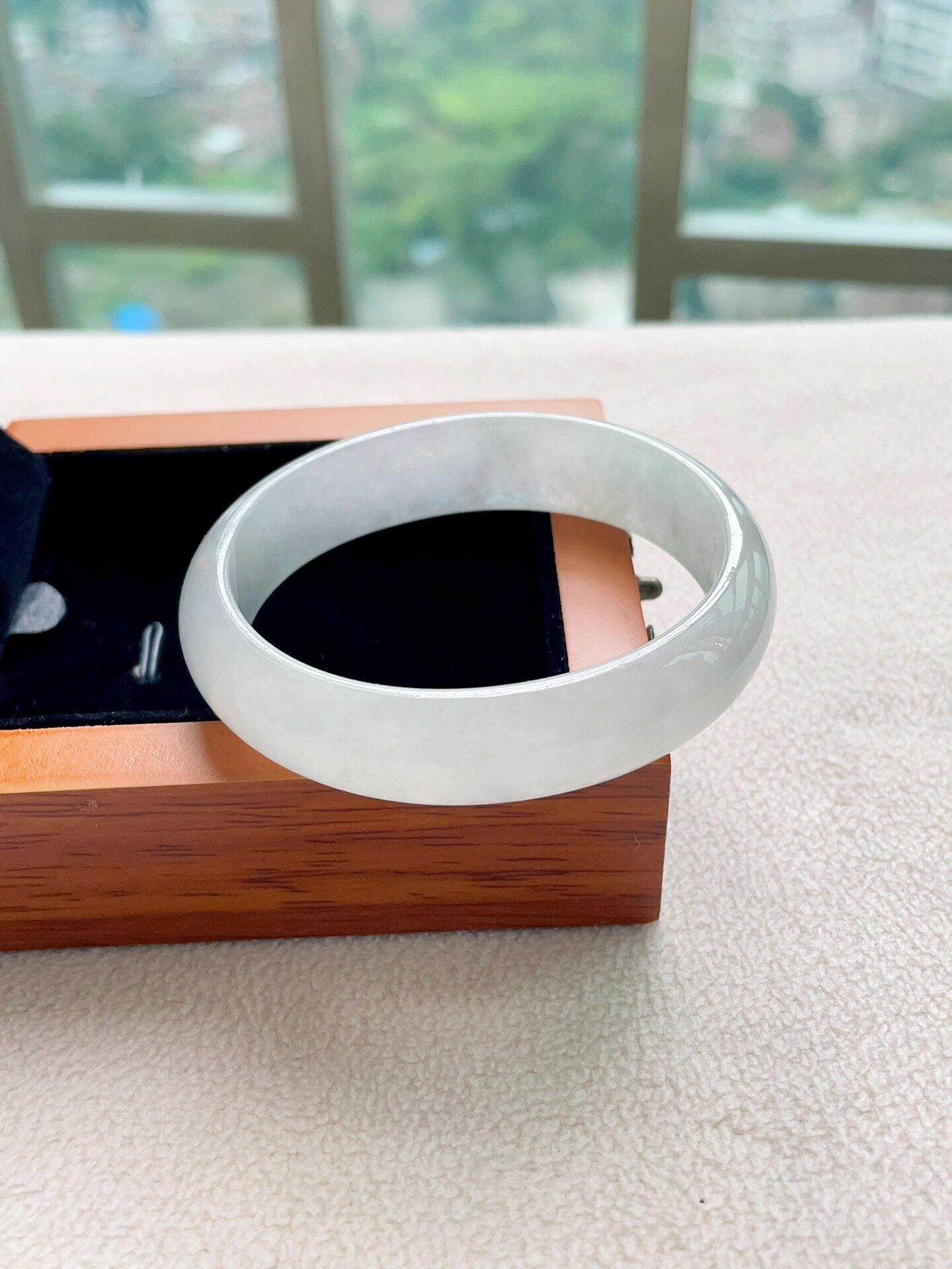 少见的白月光贵妃翡翠手镯 06 自然光实拍 冰糯种纯白月光老坑翡翠