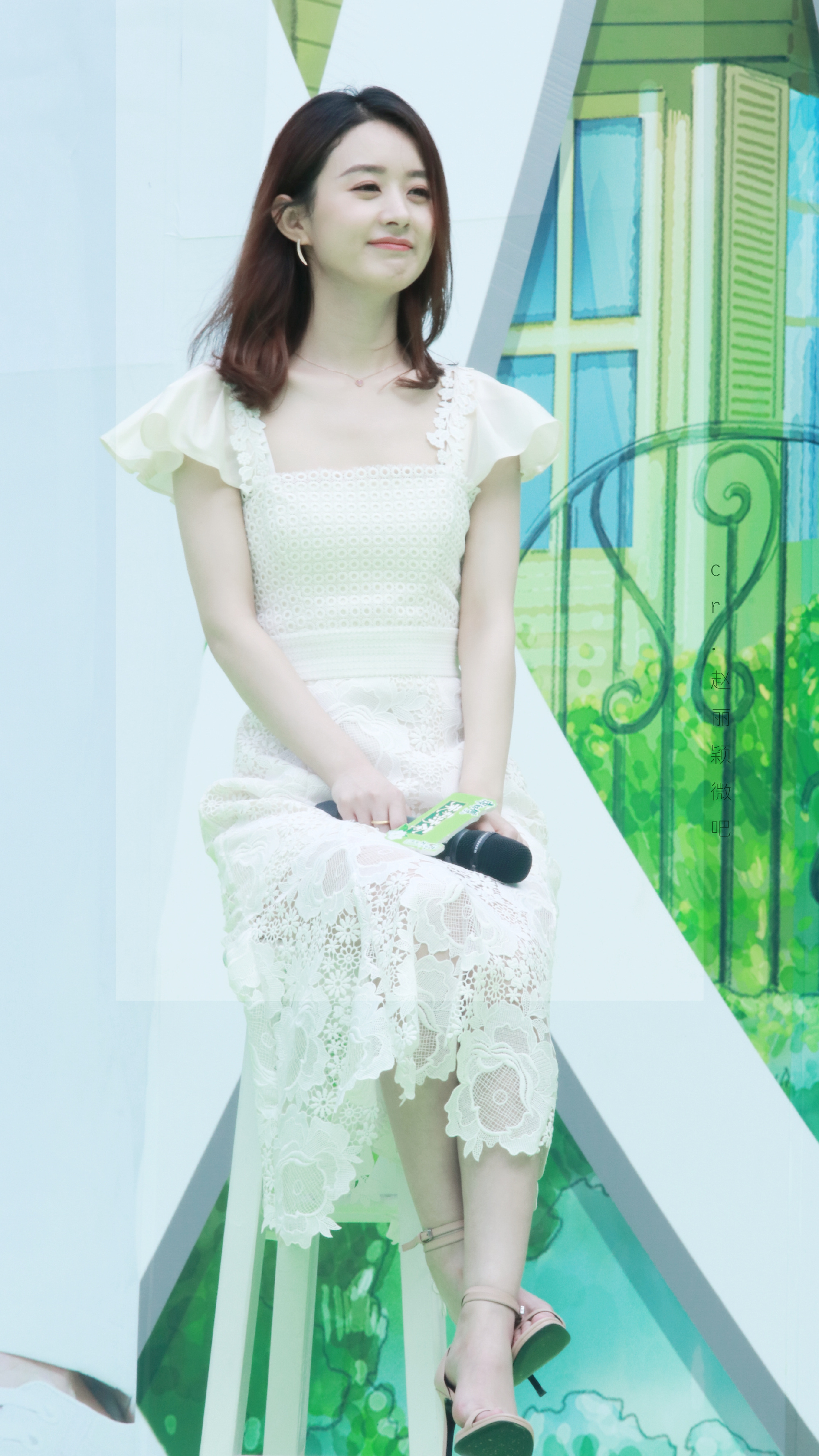 赵丽颖一身白色长裙温柔甜美