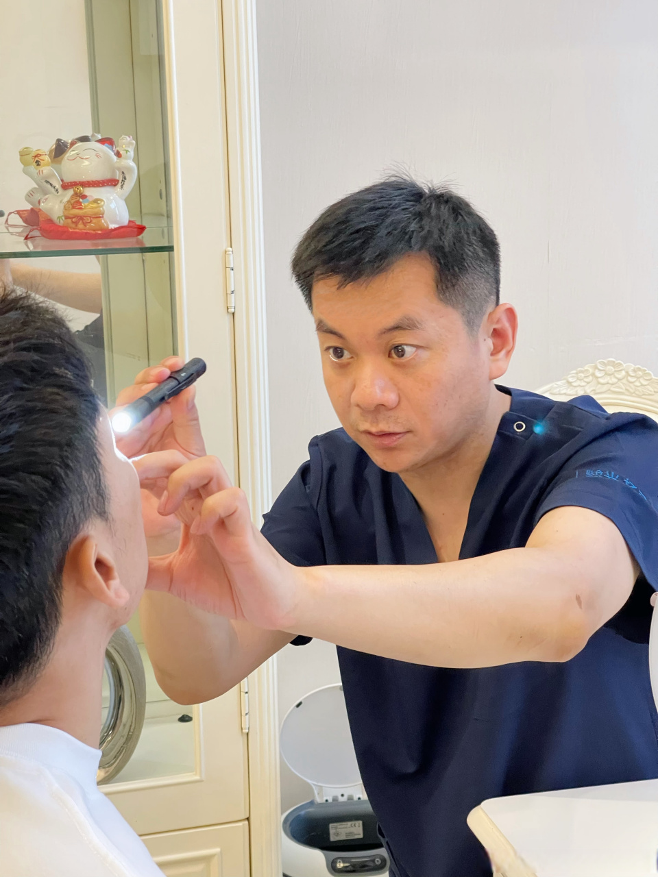 高考完不仅女生要变美,男孩们也"卷"起来了,男生隆鼻跟女生在审美方面