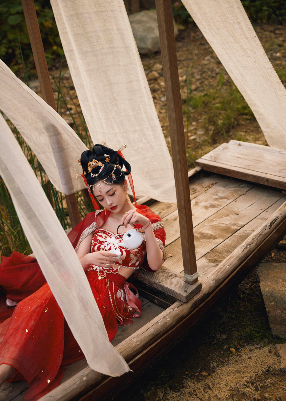 周洁琼红衣古装风大片:红衣入梦,衣袂飘飘,轻舞霓裳,明眸流盼,再现