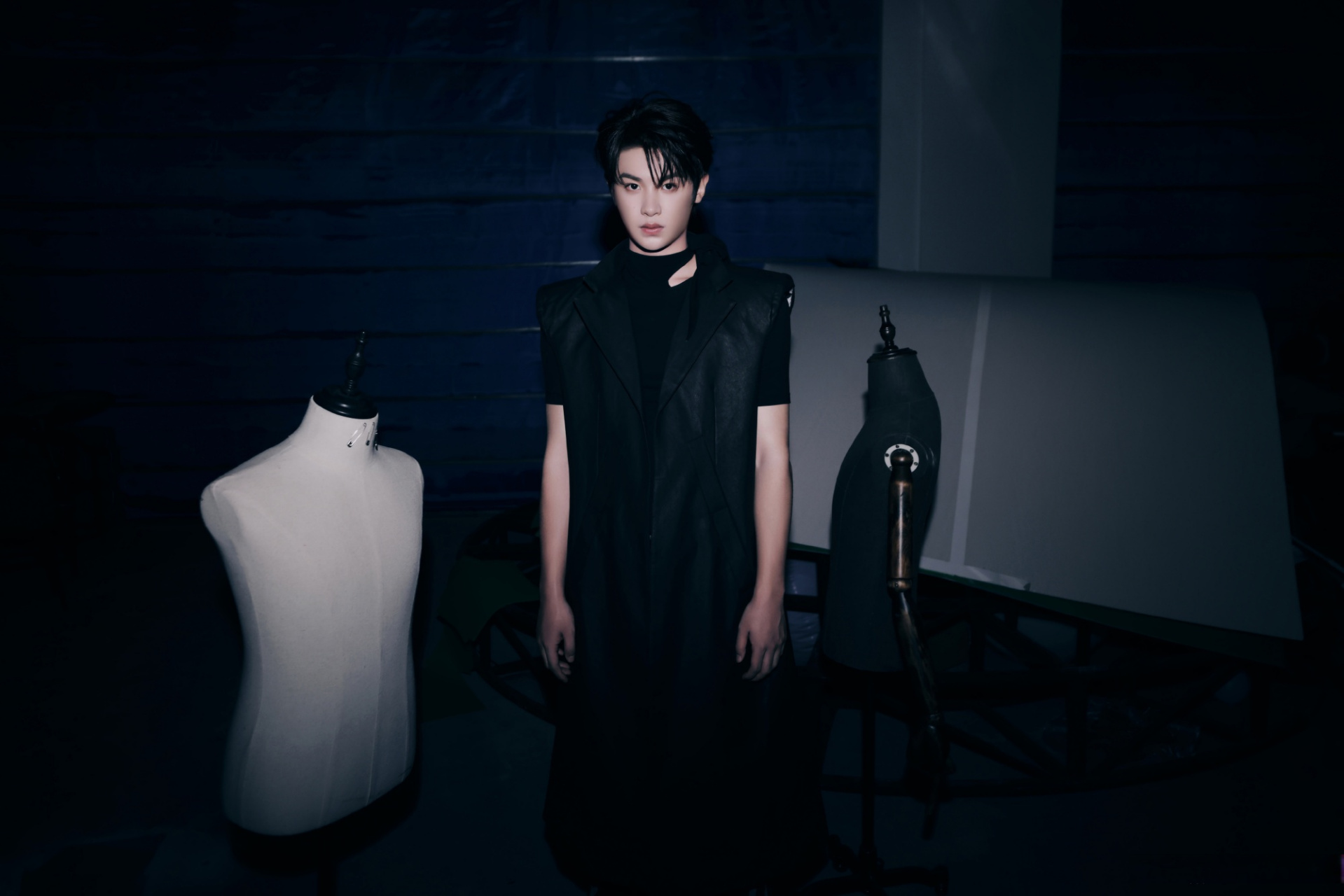 黄明昊在电话亭里#   黑色打底77黑色皮马甲,all black造型好帅啊