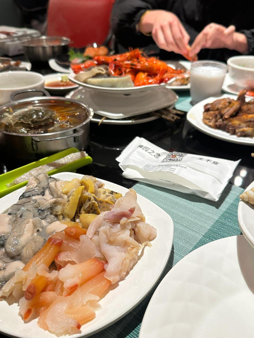 福州梅园国际大酒店自助餐 餐厅内的菜品种类还挺多的没有一一吃过去