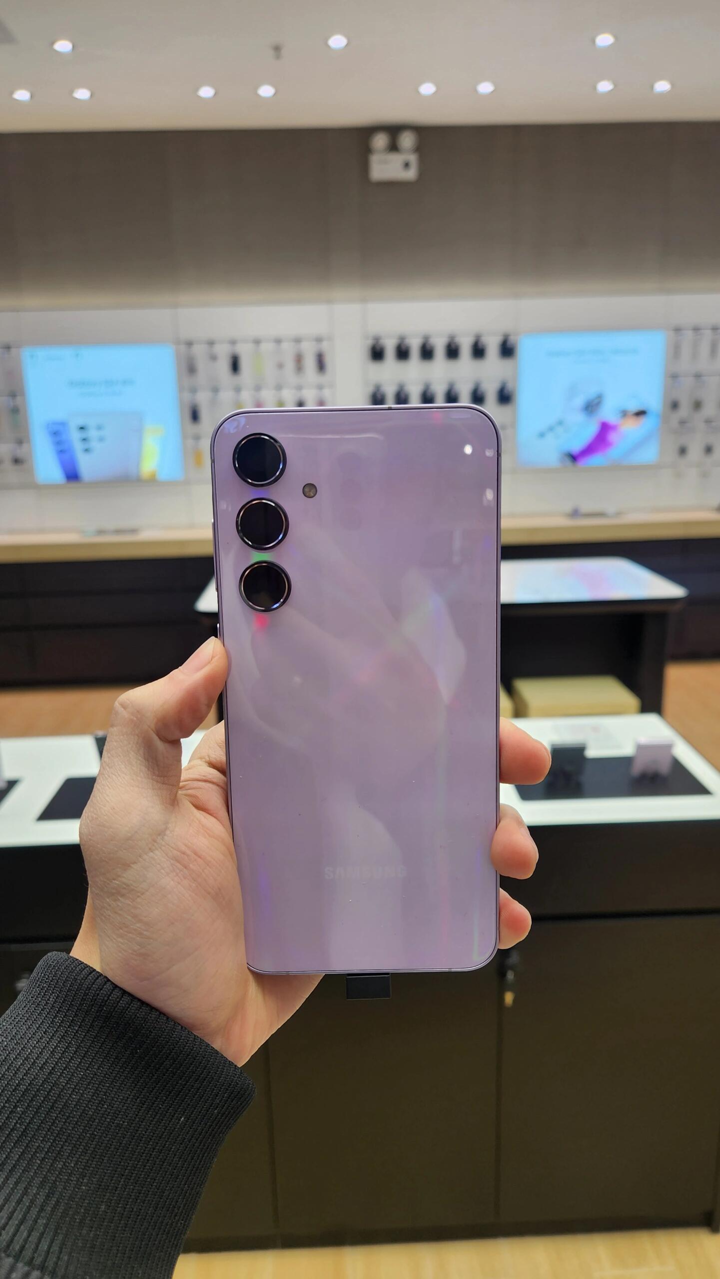 a55他来了,全新按键岛, 和s 系列一样的简洁风格,搭配上四个迷人颜色