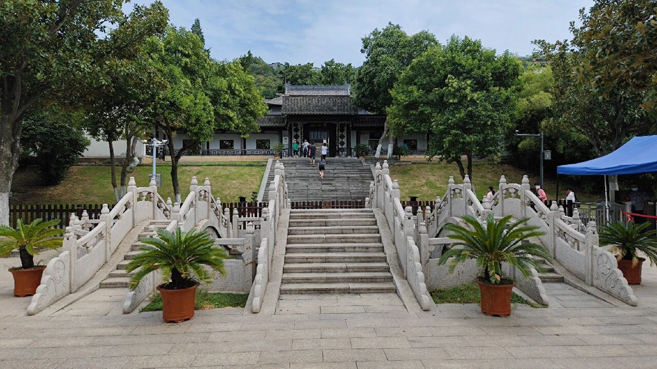 盱眙第一山 在江苏盱眙市区有个景区叫第一山,它雄踞淮水南岸,原名