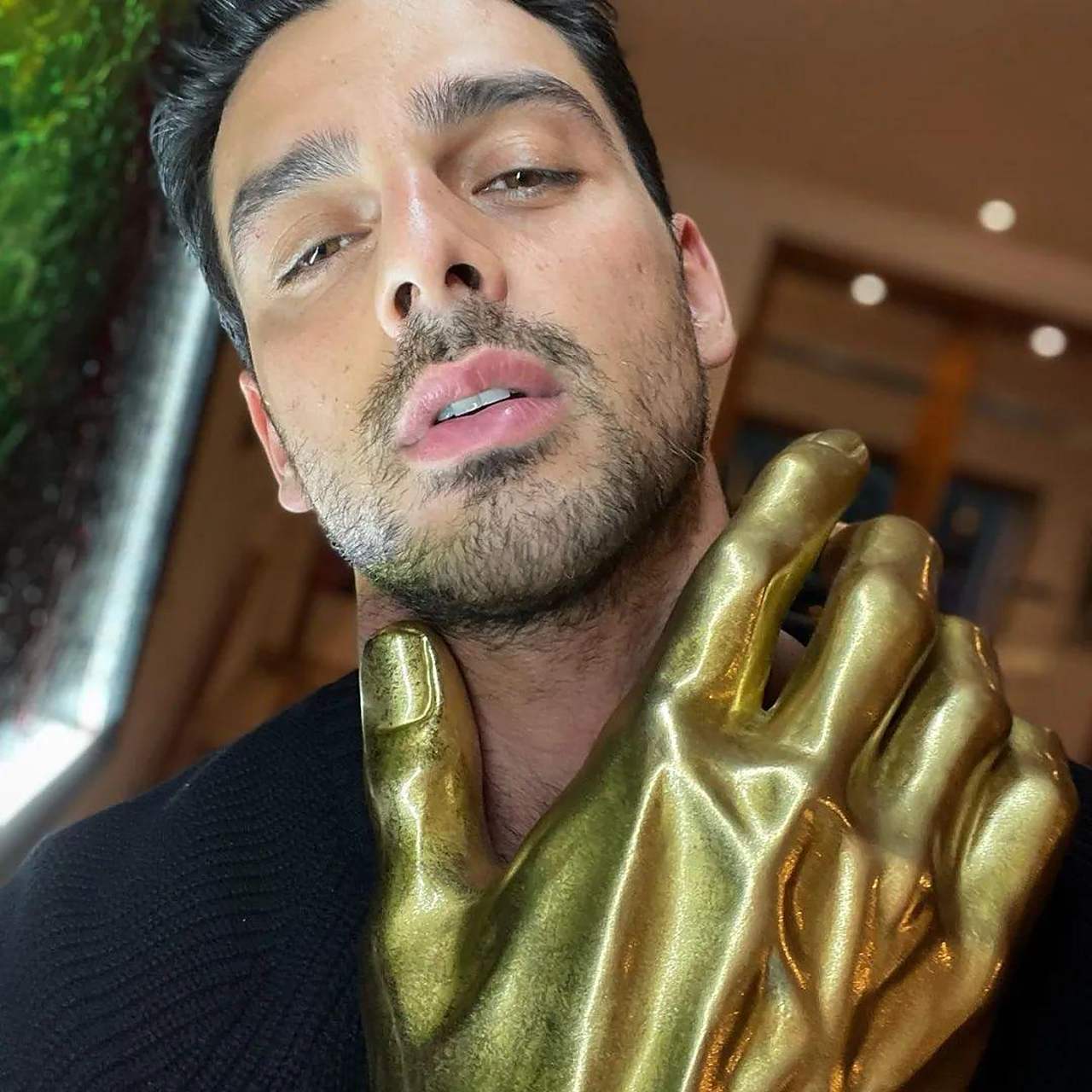 来自意大利的男演员 michele morrone(米凯莱·莫罗尼)登上了新加坡