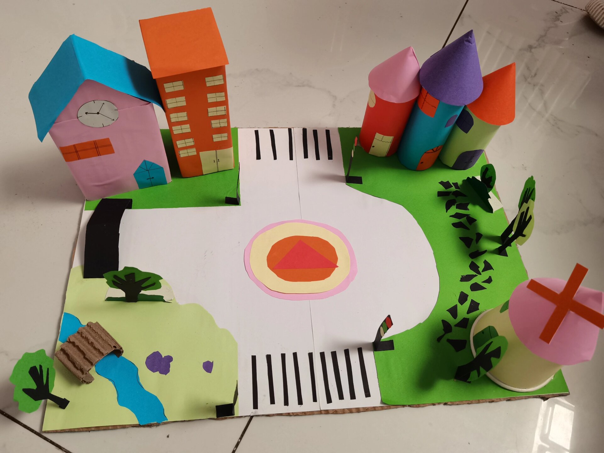 幼儿园手工《我们的城市》 通过孩子对自己所居住城市的观察,发挥自己
