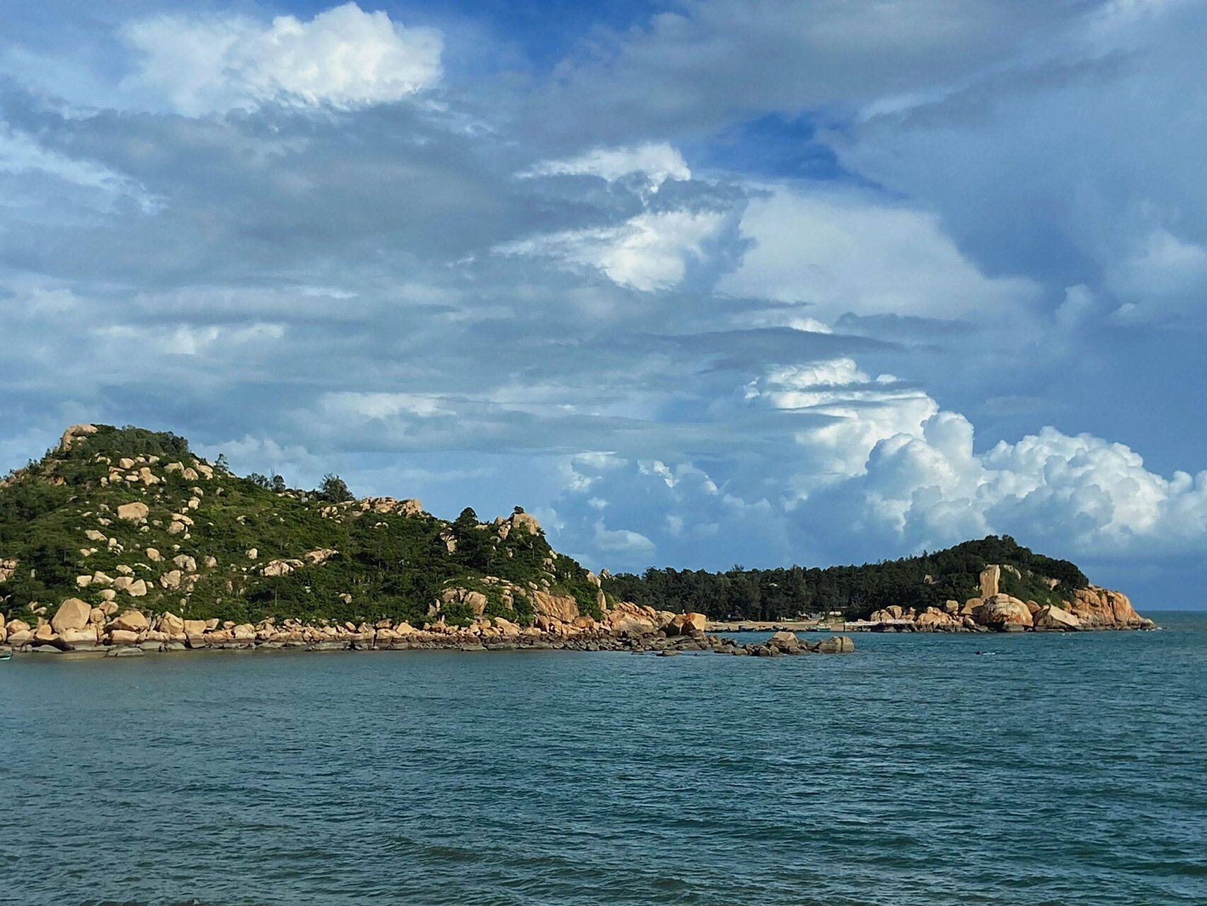 台山海岸线咁长 稳个免费海滩玩玩啦 尾角湾,台山的一处小海湾,就在