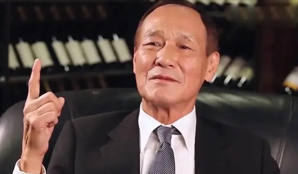 "1984年,陈惠敏带着怀孕的妻子去参加宴会,碰见新义安的苏龙,苏龙一脚