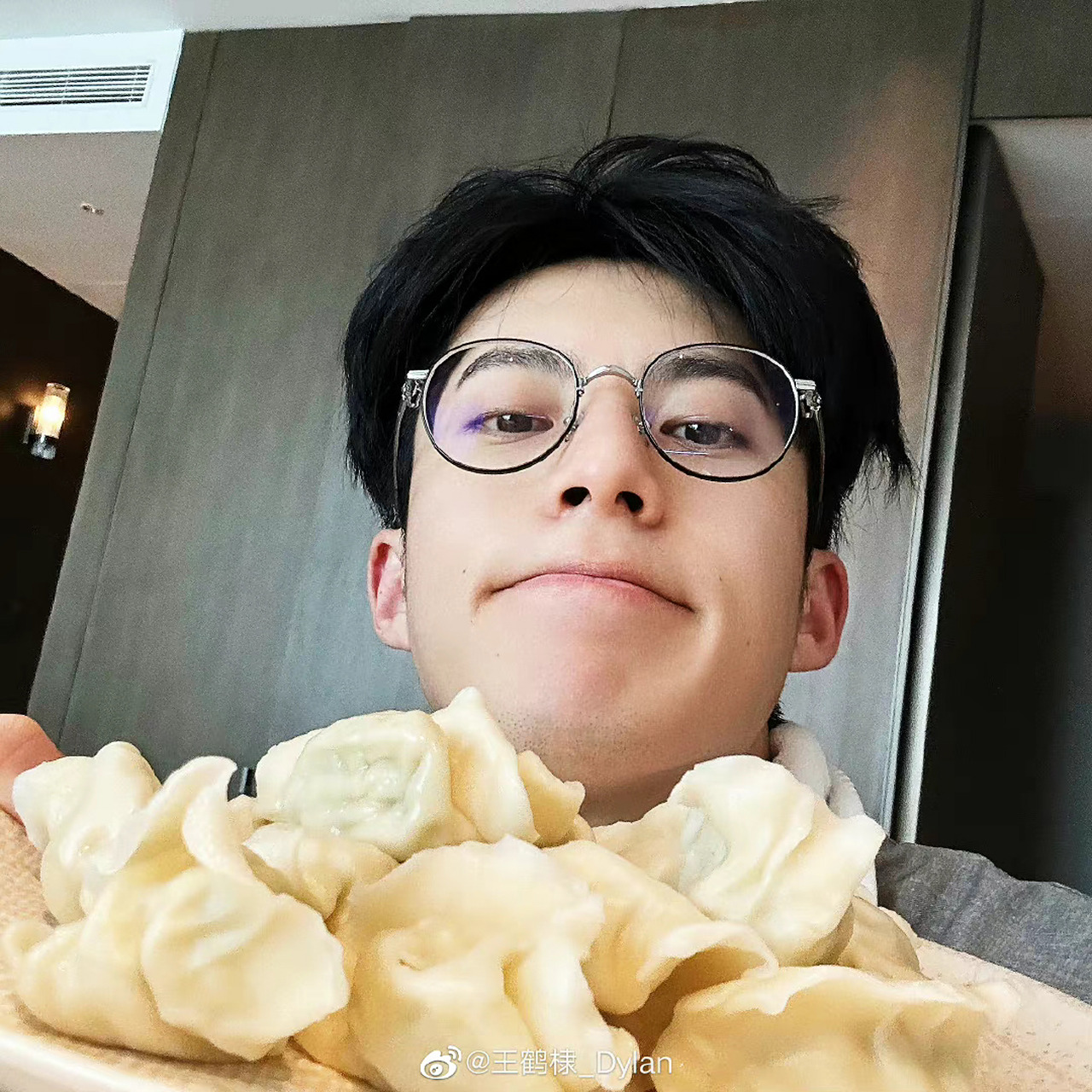 优质网恋男头 是谁的宝宝这么嫩 原来是我的王鹤棣