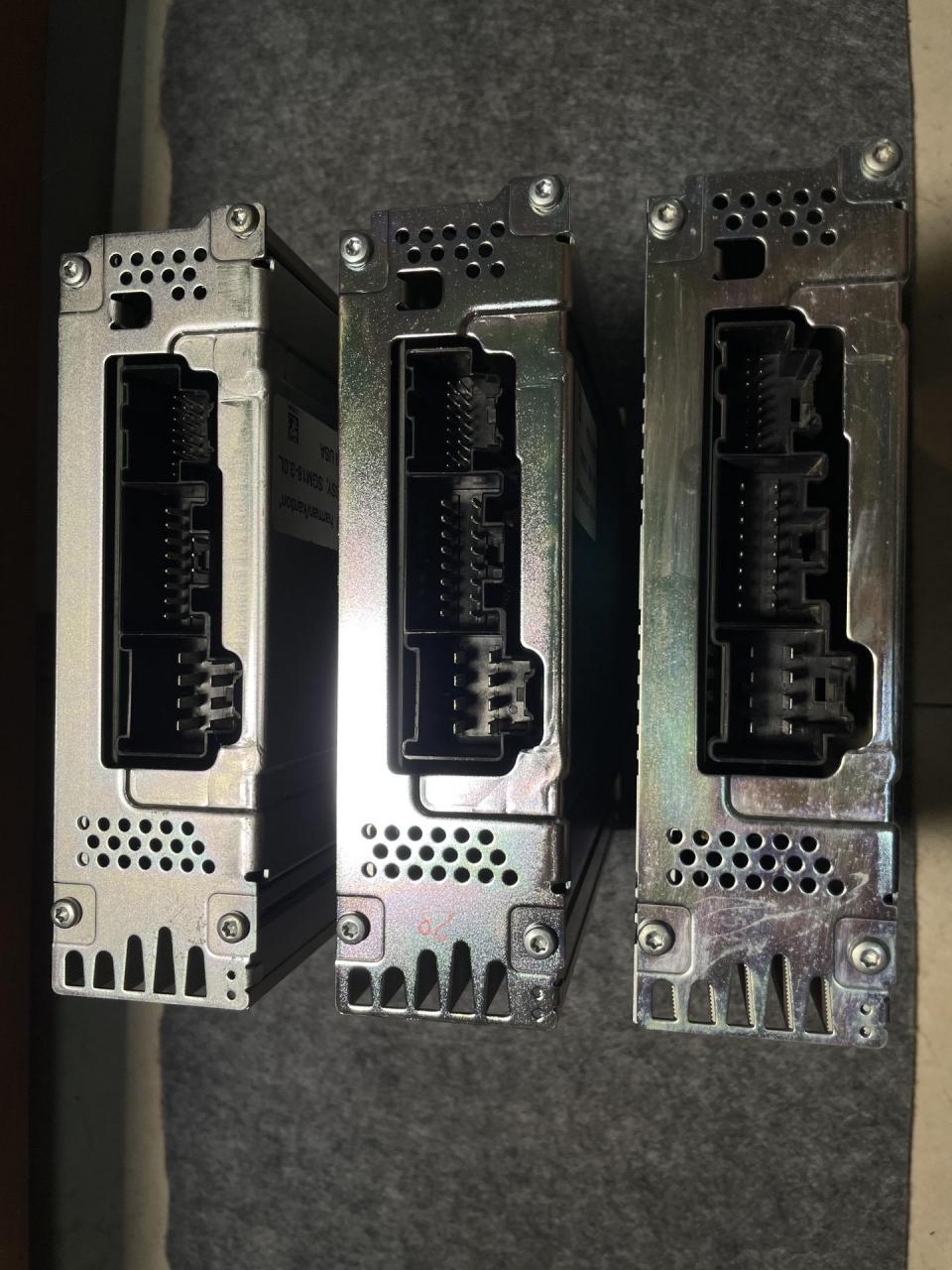 哈曼卡顿7路功放两台,8路功放一台,老别克汽车拆下来的哈曼卡顿功放