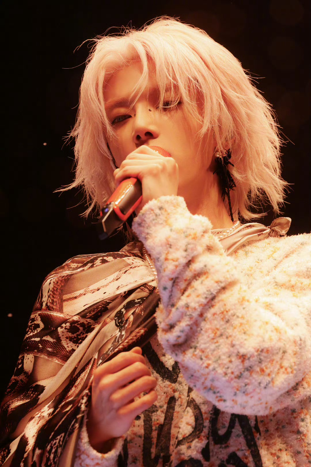 华晨宇说巡演像一场远征##人民文娱对话华晨宇#华晨宇在接受人民文娱