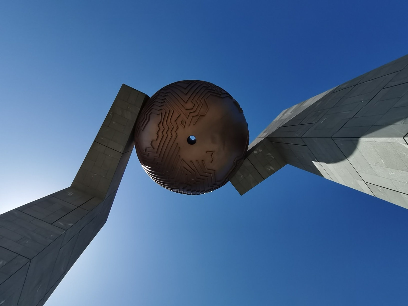 北回归线标志塔,又叫自然之门 北回归线标志塔,又叫自然之门,位于汕头