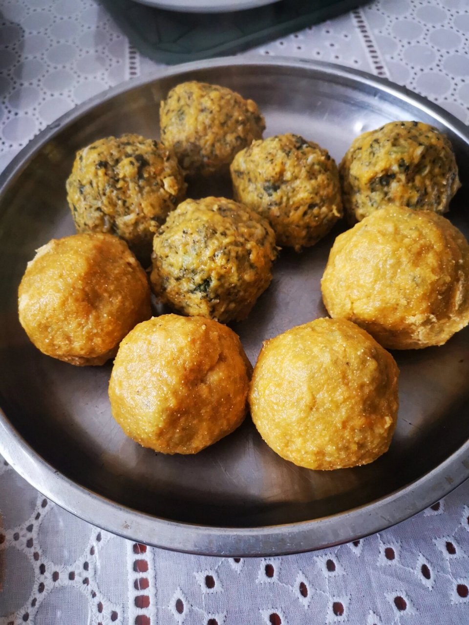 萝卜缨菜团子 自己种的萝卜,连根叶子也不舍得丢掉.