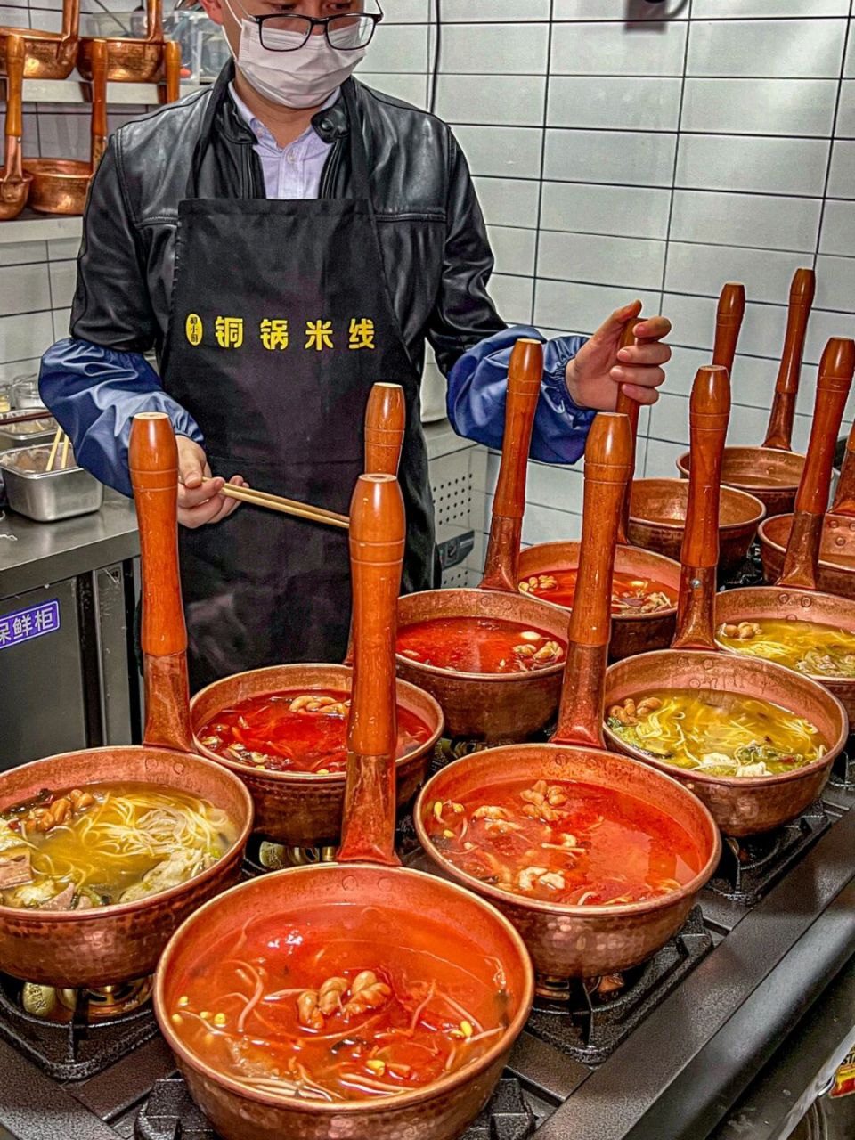 重庆也有云南铜锅米线90酸菜吼吼吃! 90哈喽!