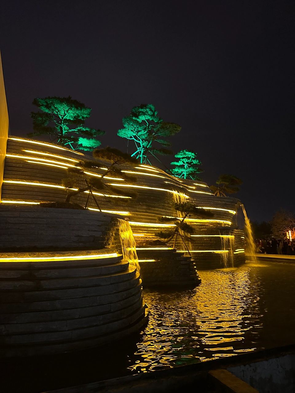 焦作小江南夜景太美了吧! 焦作新盆景公园! 美得很!就是人太多!