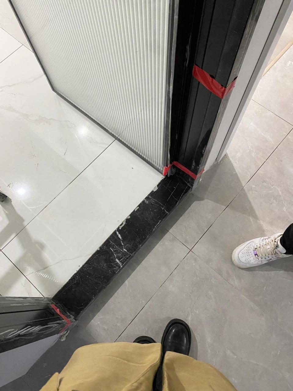 总听人说门槛石得要红色的才行 寓意是开门红 吉利!