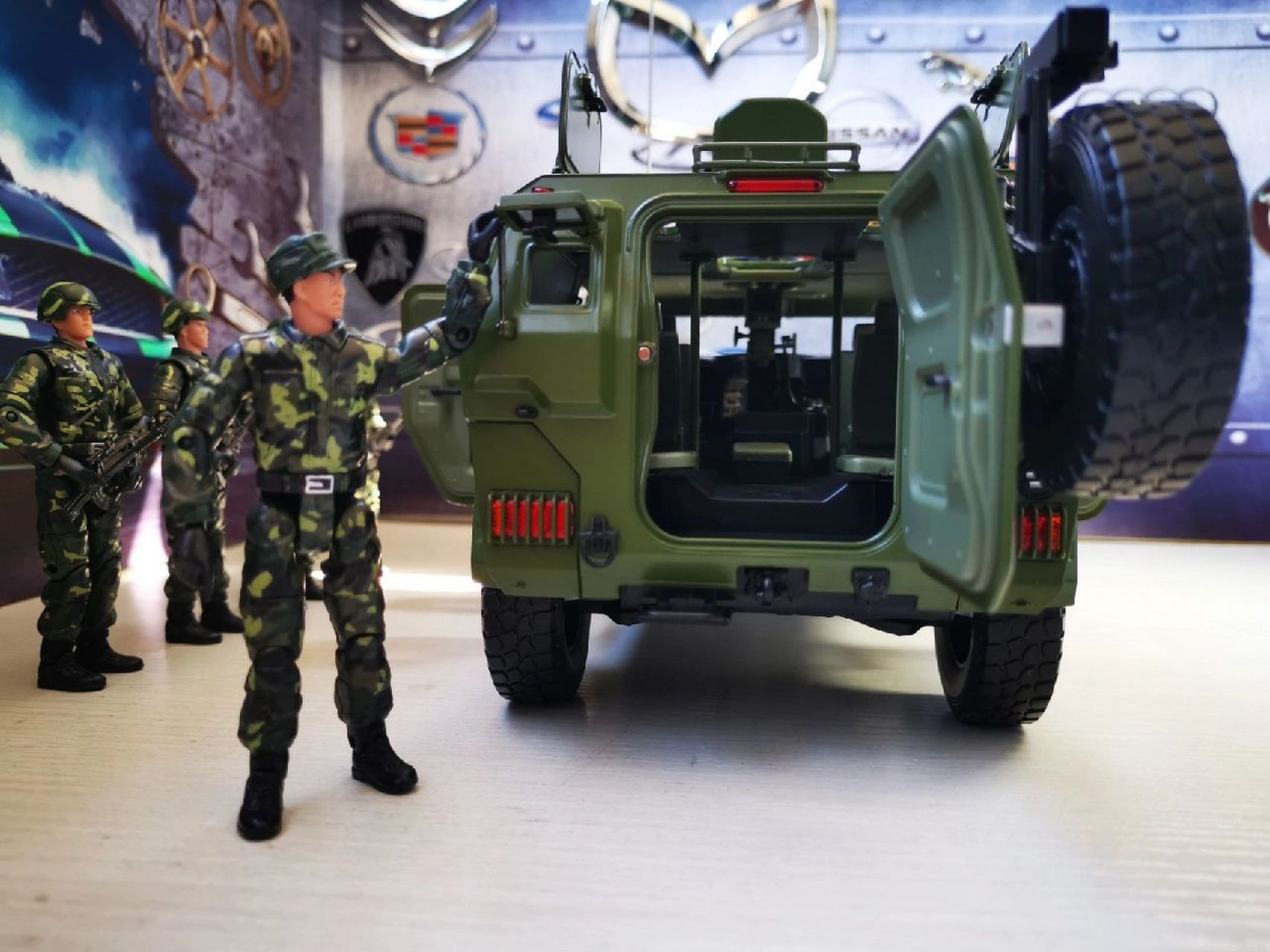 东风猛士第三代突击车 图中左边的是第二代猛士突击车,但二代猛士依然