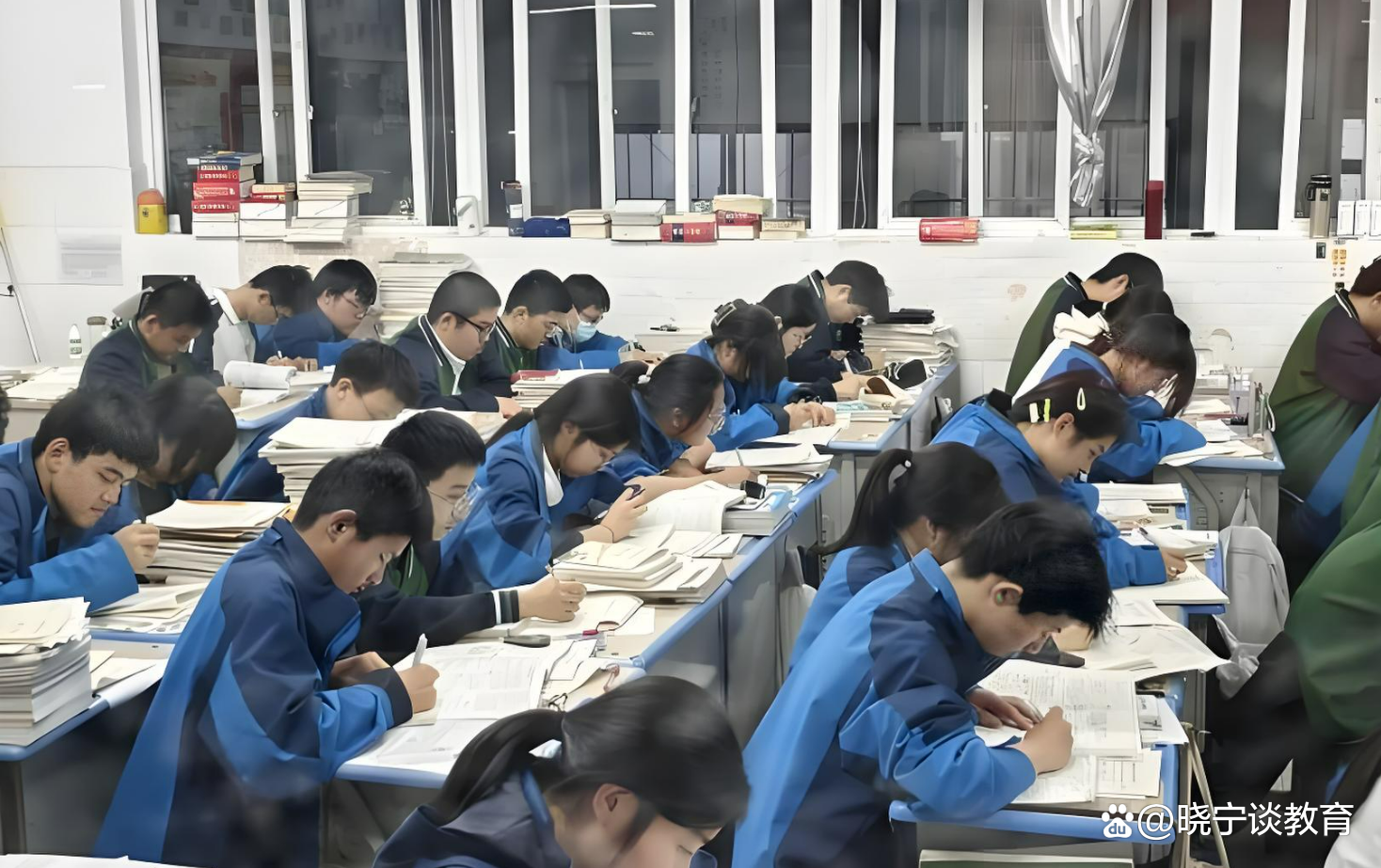 有家长群内传出消息,说学校不再统一安排晚自习,改为学生自愿