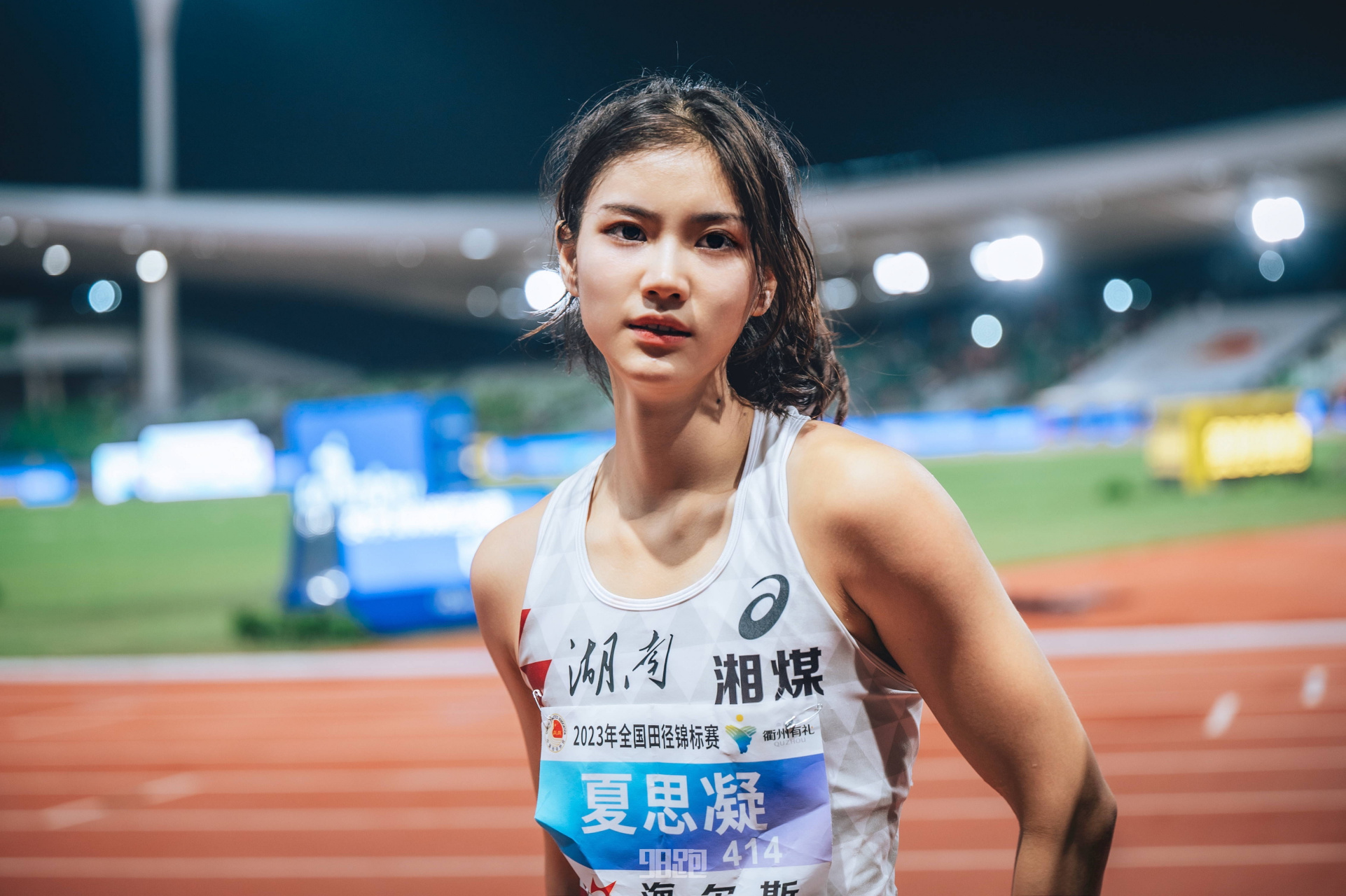 突然翻到 还有很多夏思凝赛场照没发过  #98跑陪你聊跑步