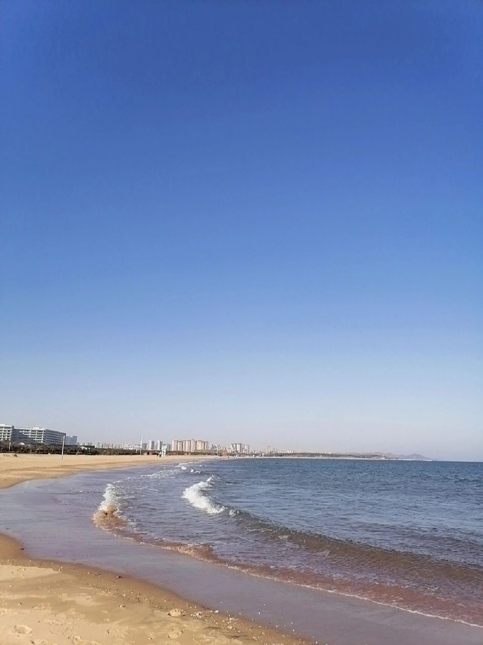 山东青岛的银沙滩景区位于青岛市黄岛区凤凰岛西南侧,金沙滩西南,是