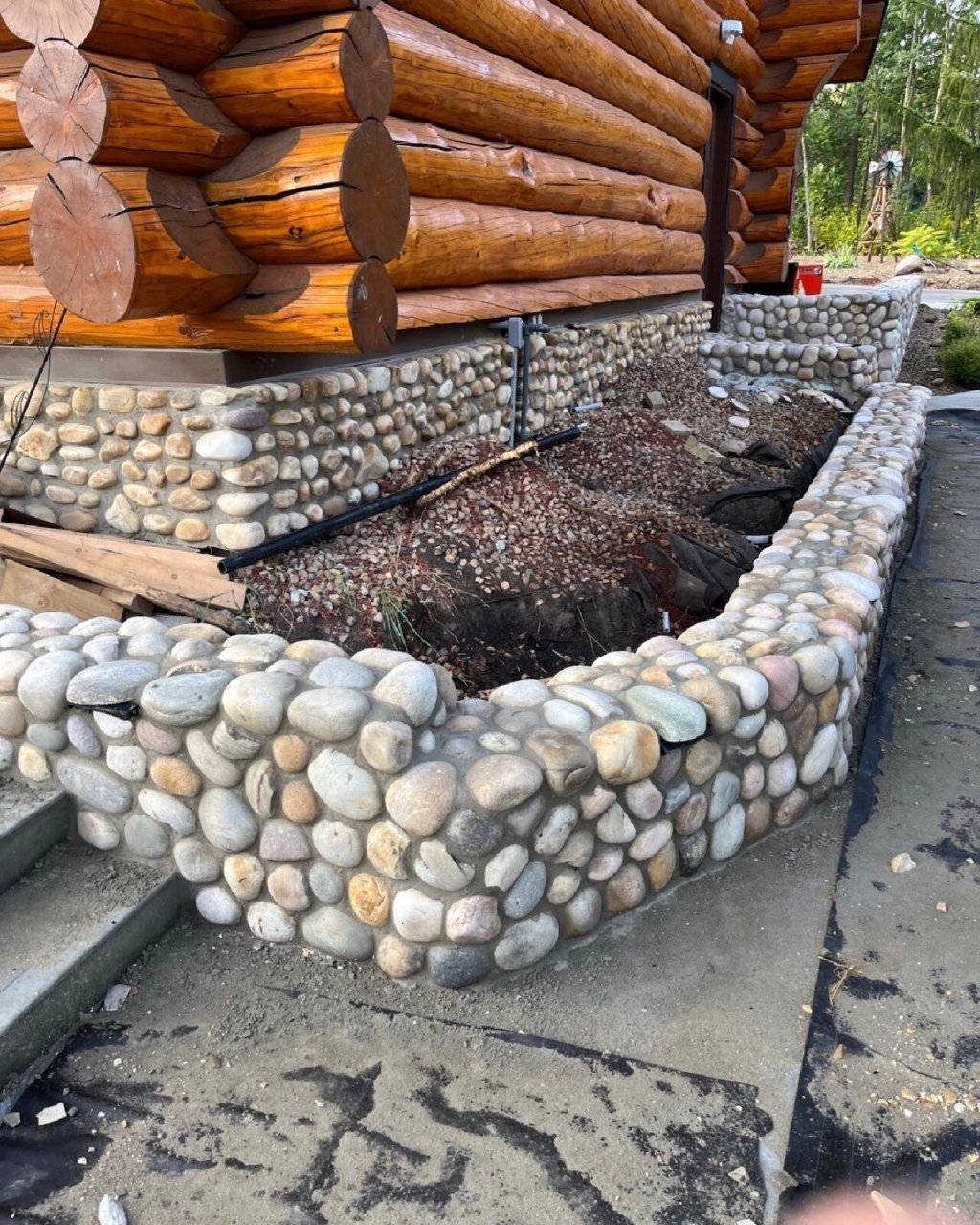 这个鹅卵石主题花园 不管是墙面,柱子,楼梯,花池 还是水池,喷泉等等