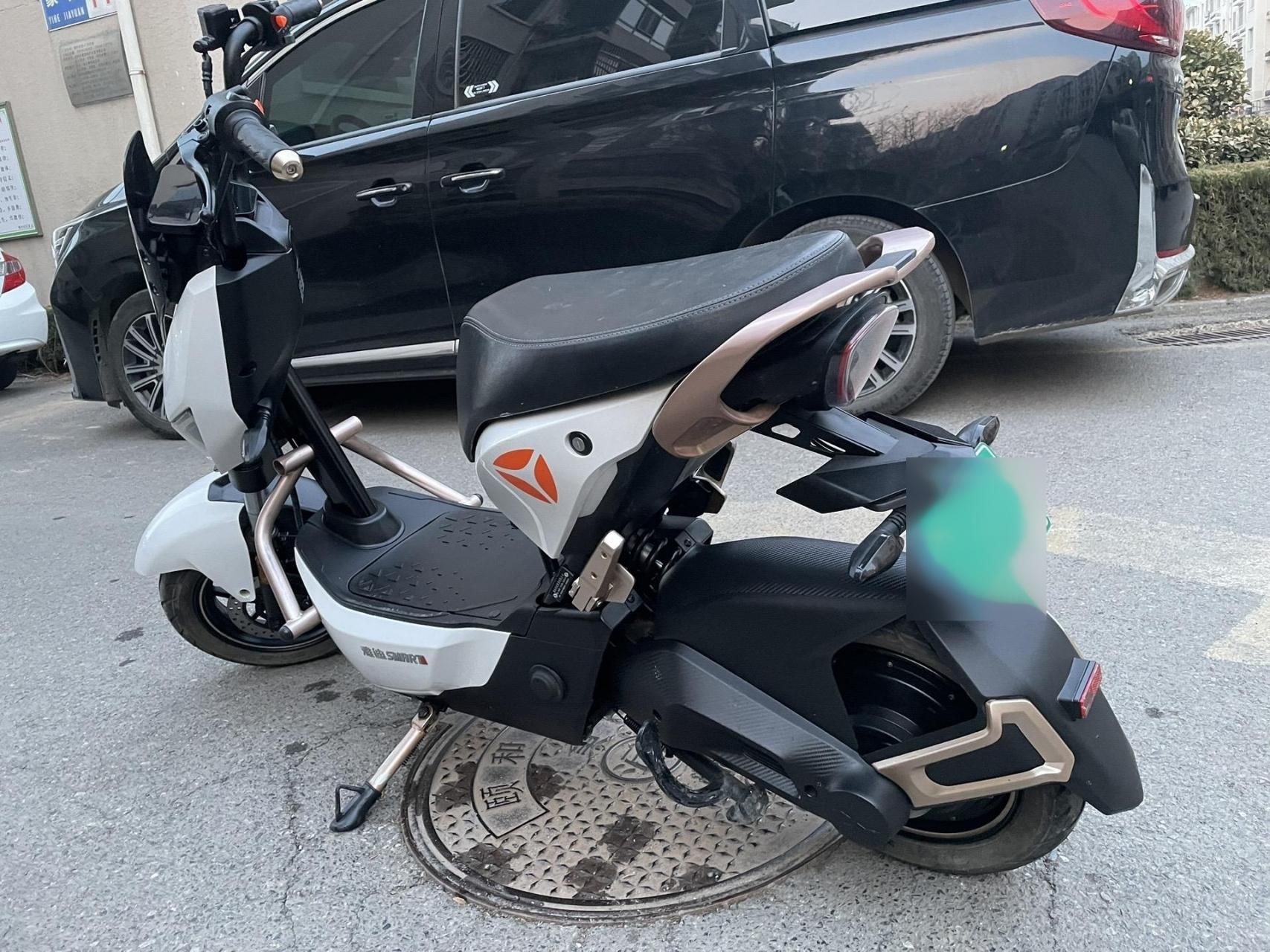 雅迪冠智极光 电动车电摩