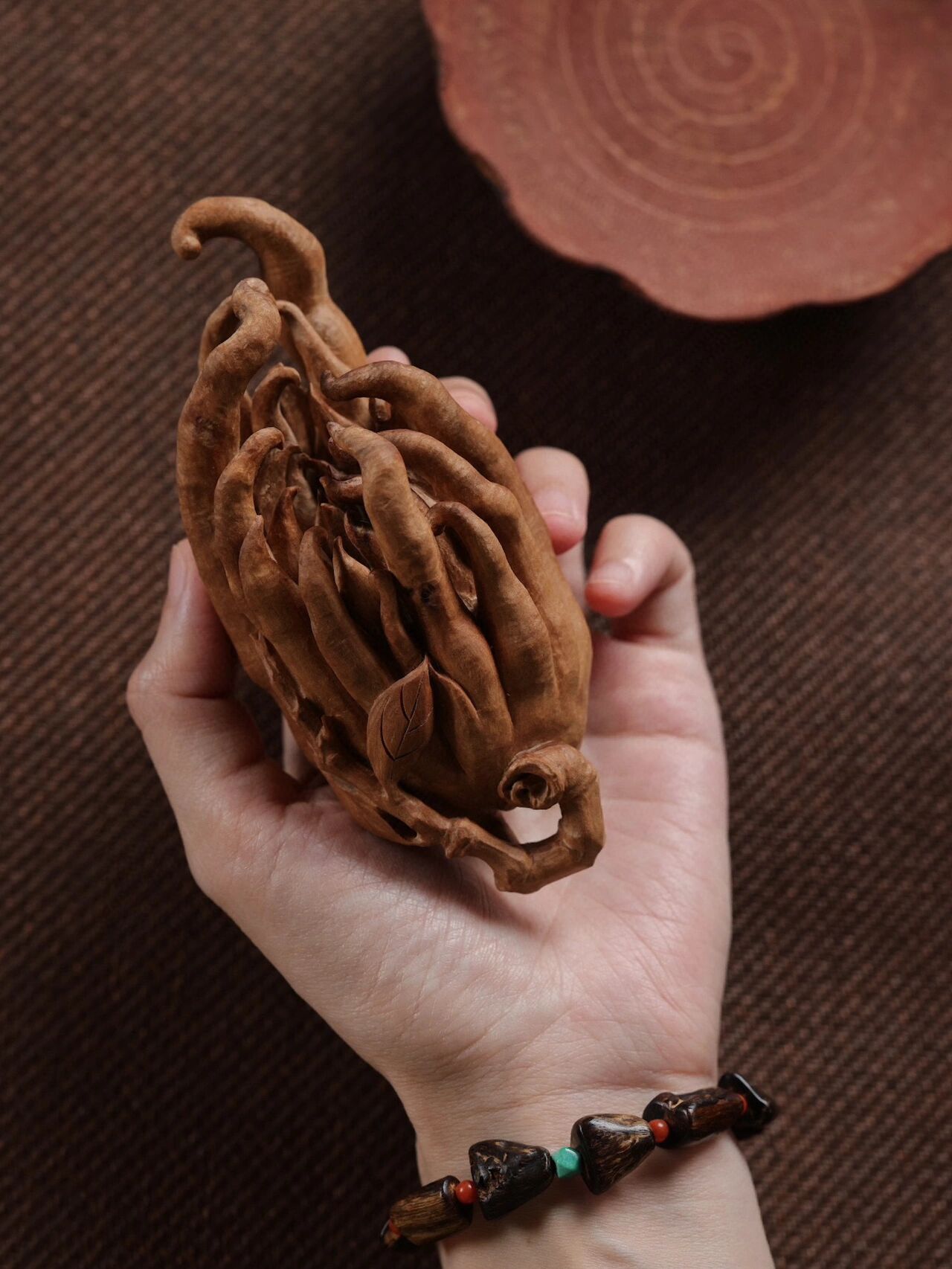 老山檀|佛手 色泽温润,纯手工雕刻佛手形,形态饱满,古朴自然,或把玩