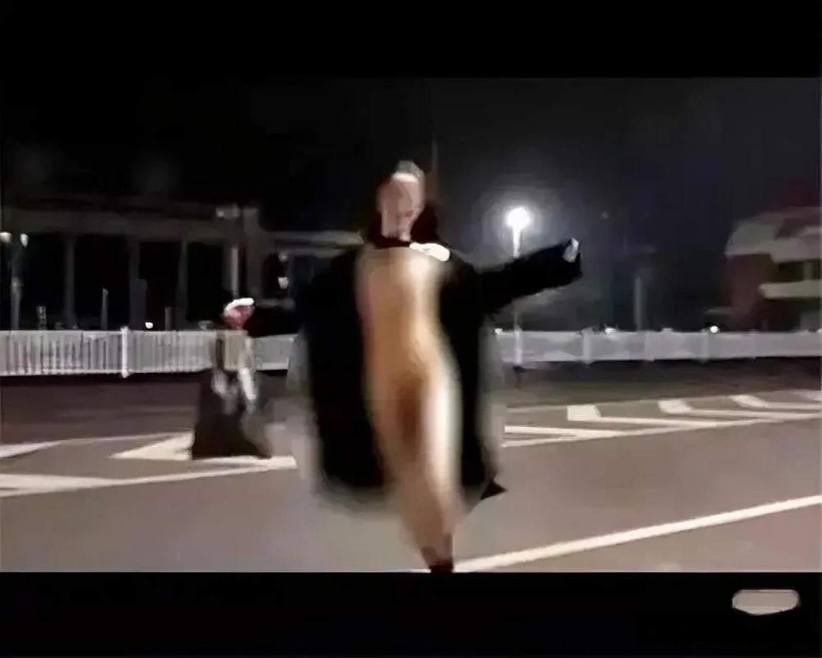 小玲是一位年轻有为,美丽迷人的女孩,她不久后就要