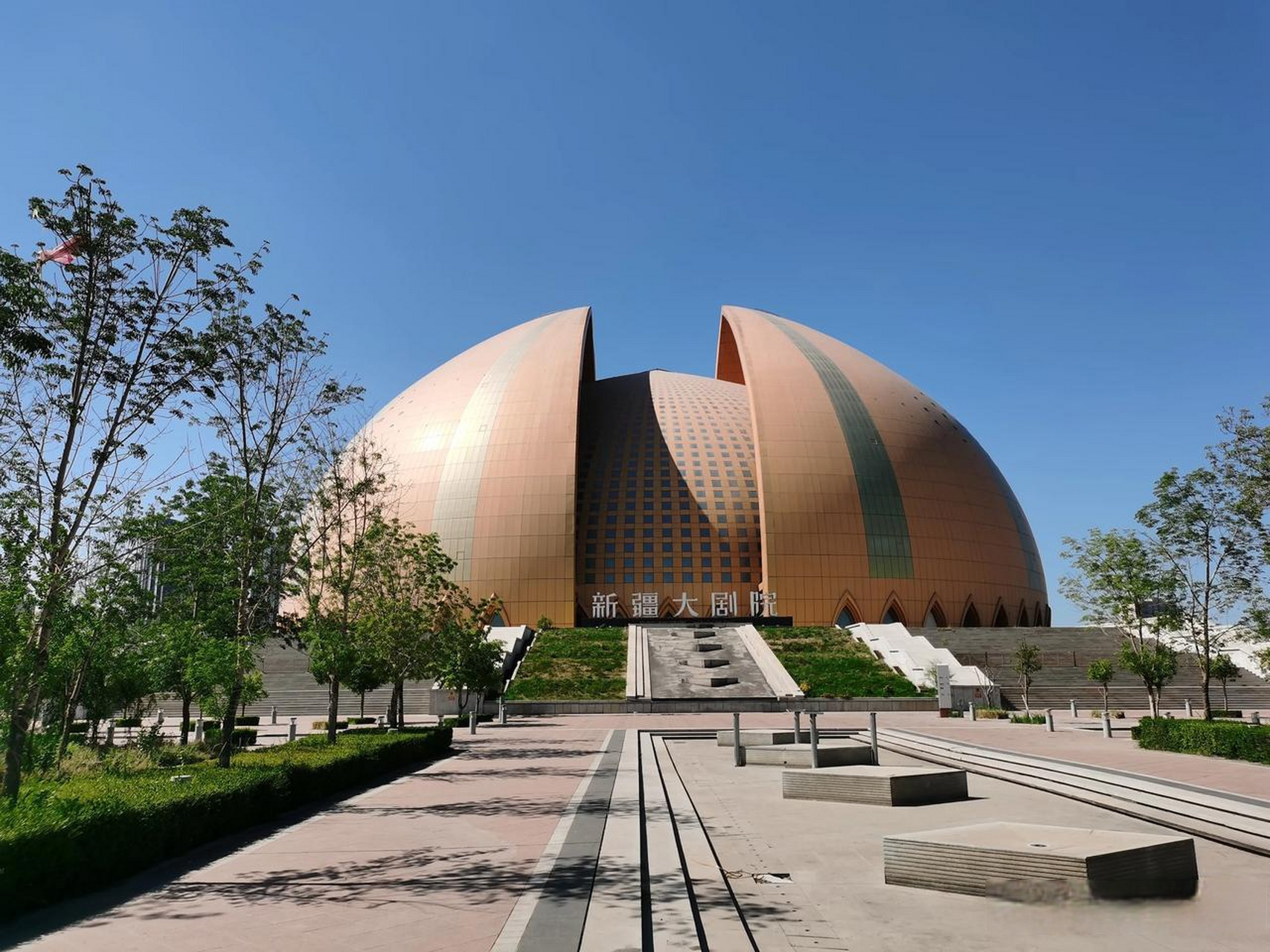城市观察员 新疆大剧院被大家喜欢称为是皮牙子大楼,看到这个大楼