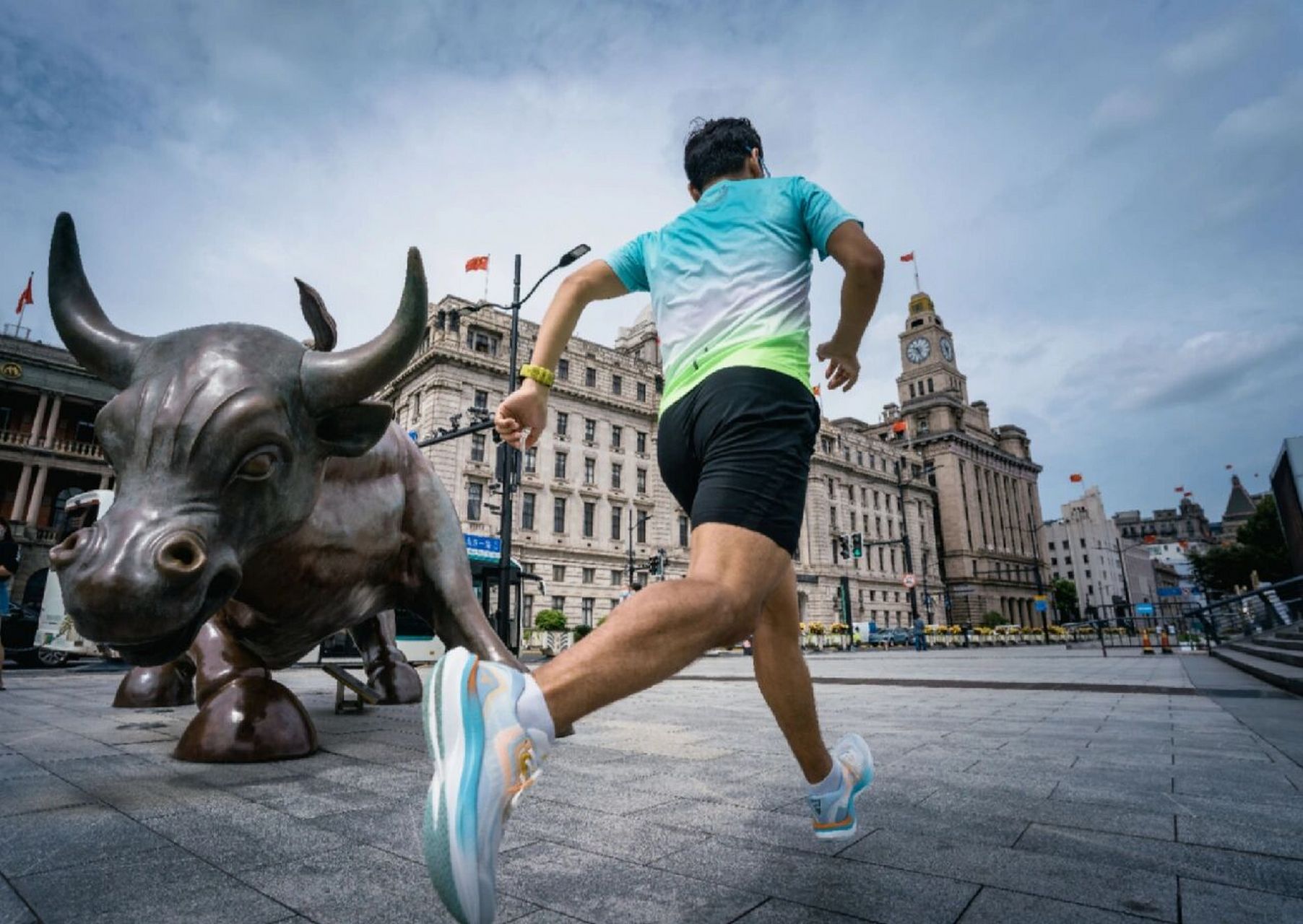 致敬每一位热爱跑步的跑者 阳光初现的清晨,迎着第一缕橙色的阳光,穿