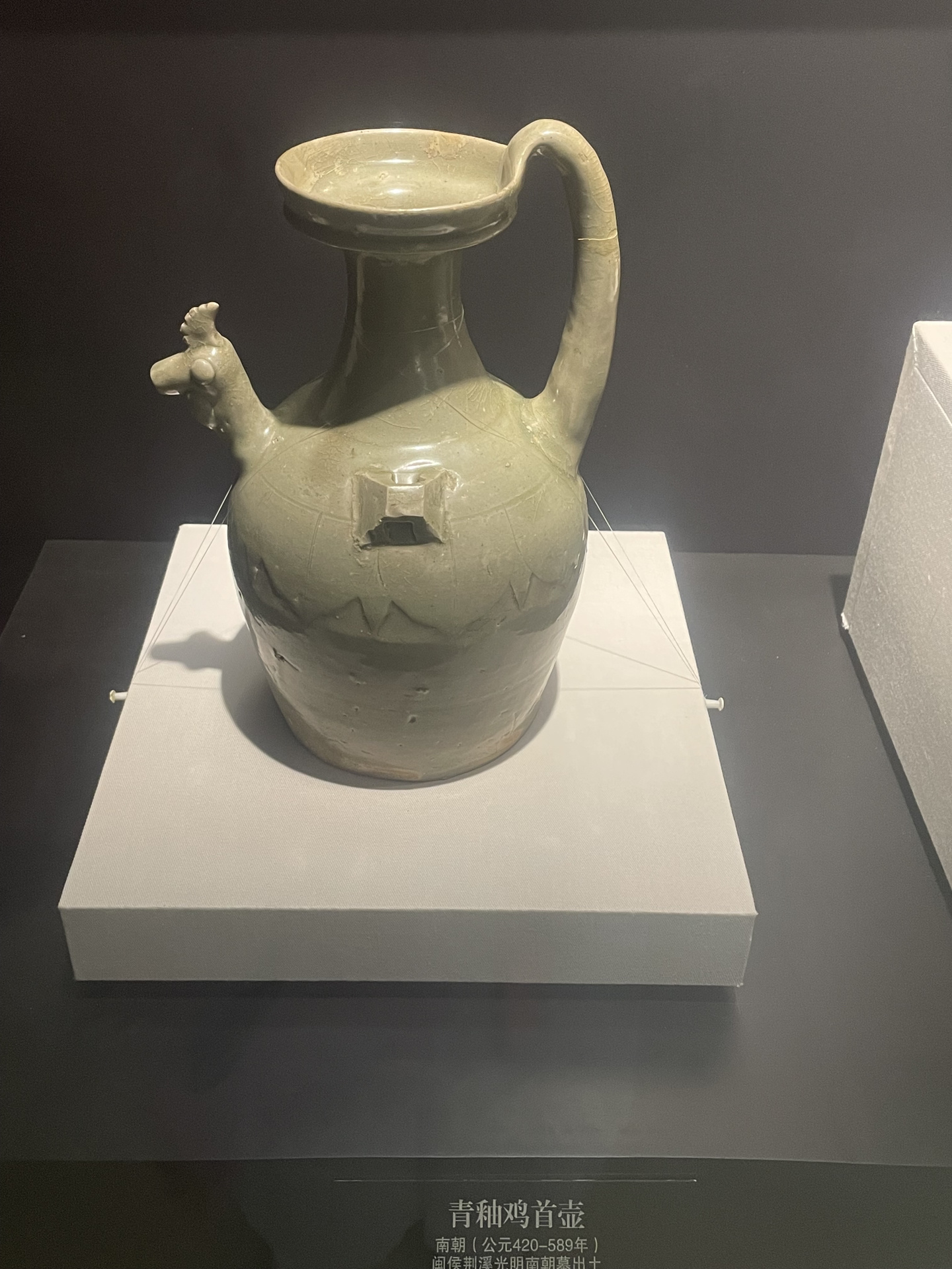 鸡首壶的演变 鸡首壶,又称鸡头壶,天鸡壶,晋时称"罂",得名于壶嘴流部
