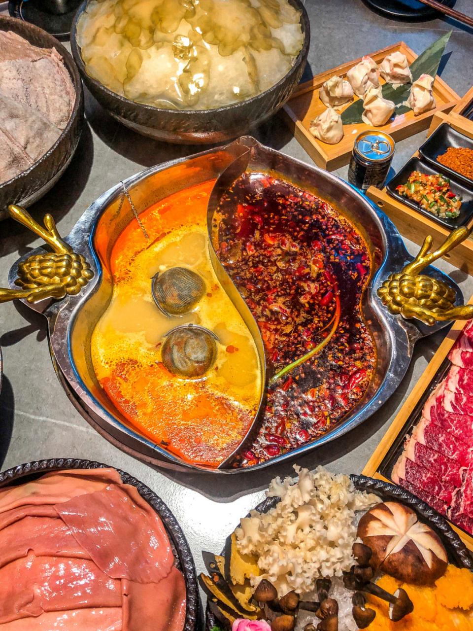 自从知道angelababy在成都开了火锅店 就一直想去打卡,但是排队