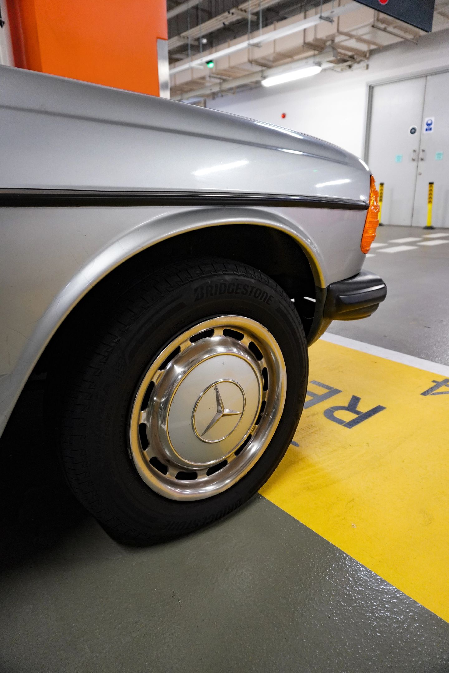 w123平台的奔驰300d问世于1975年动力为一台30升排量5缸柴油发动机