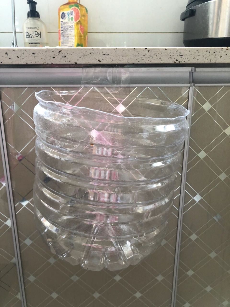 自制厨房悬挂垃圾桶和垃圾袋收纳神器 喝完的矿泉水桶,沿边缘剪开但还