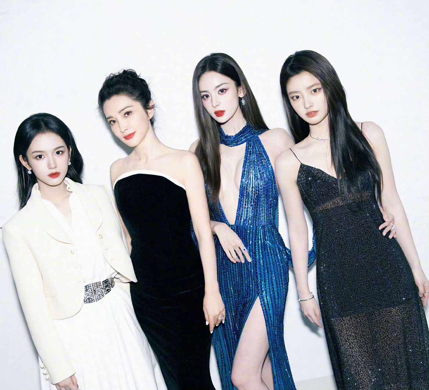 李冰冰和旗下女明星合影,一眼就可以看出哪个最受宠