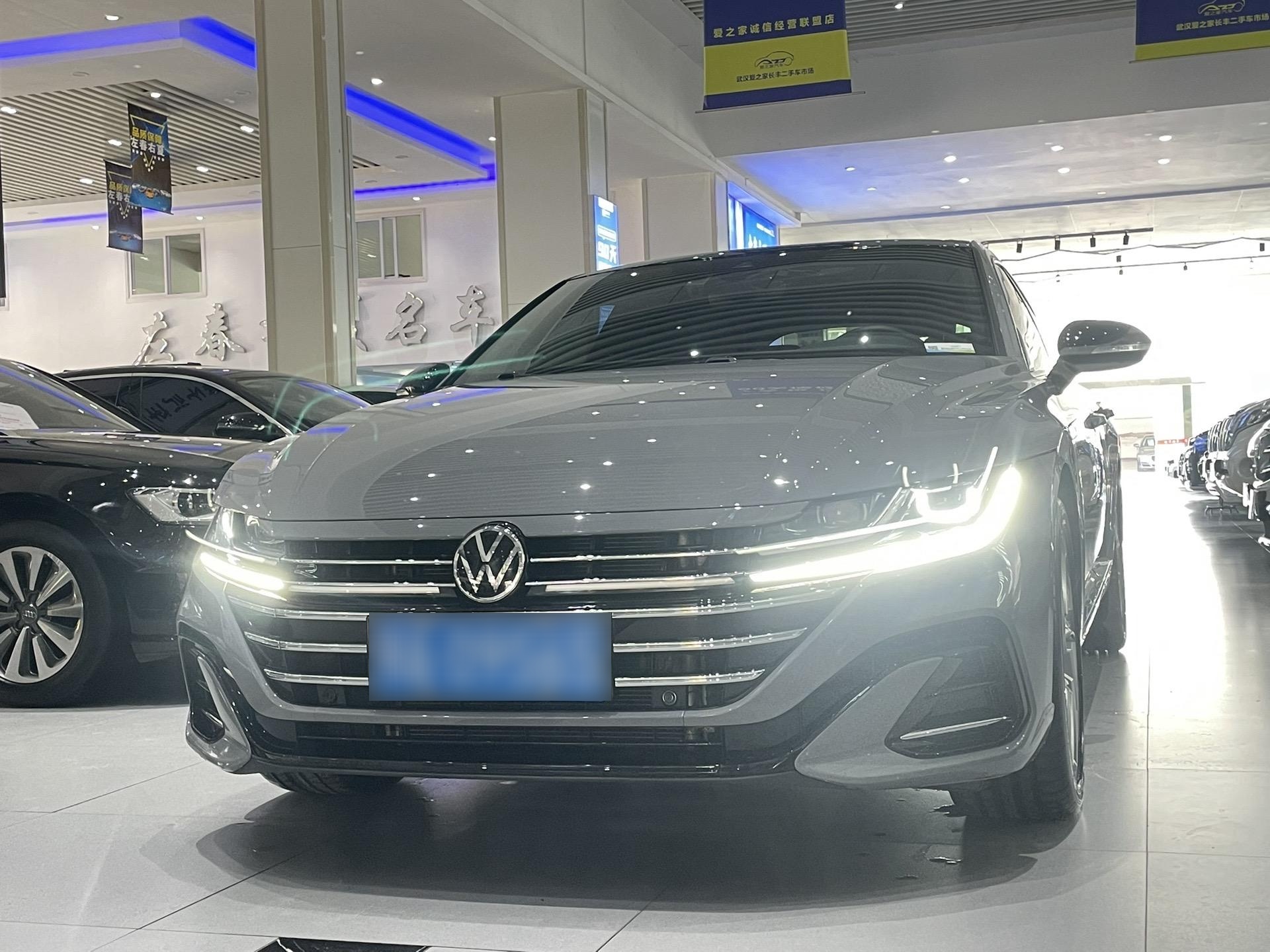 大众cc380夺目版,热门水泥灰,完美轿跑,车型外观设计非常精致,车身