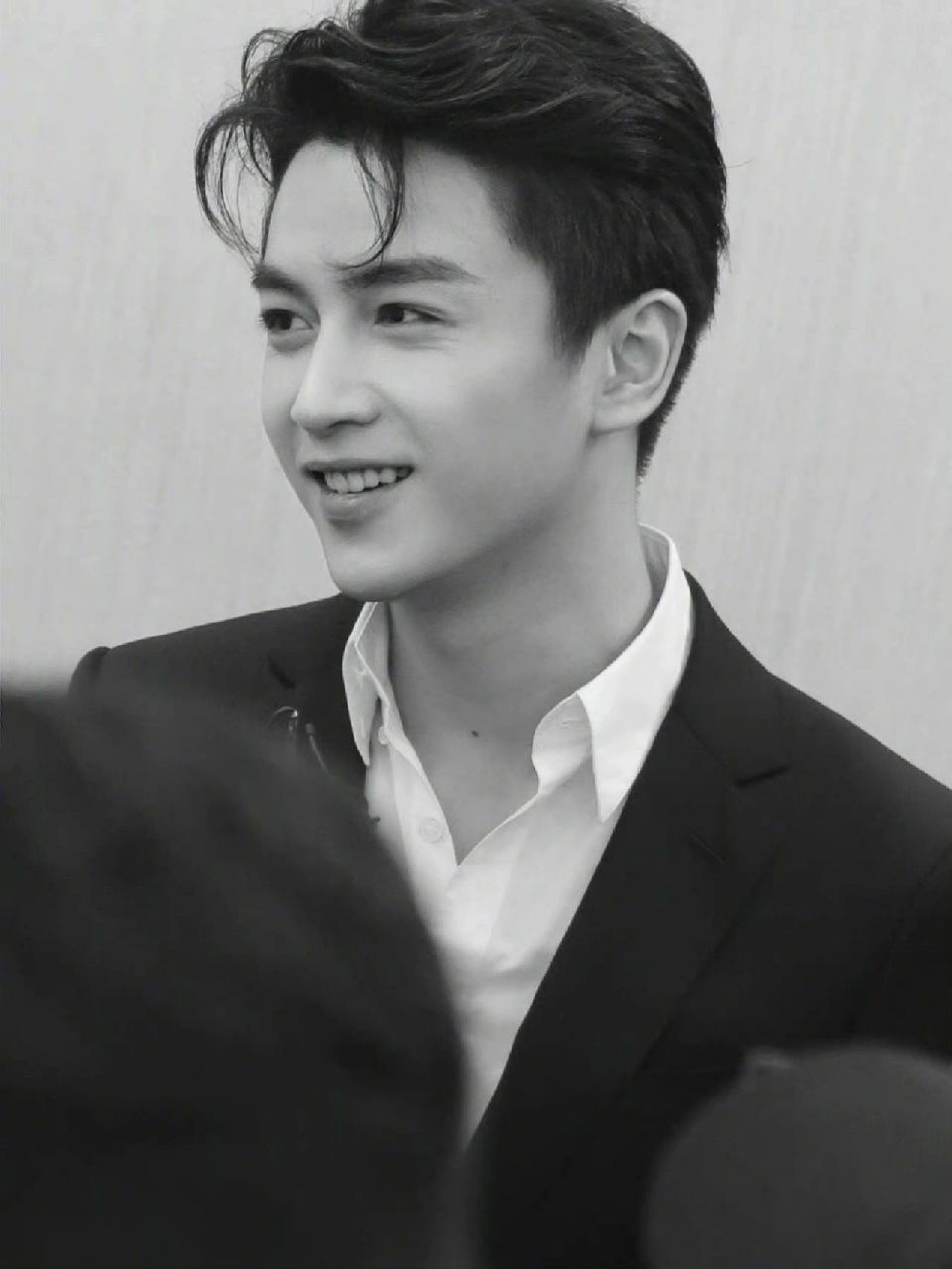 陈晓壁纸分享 这套西装服真的可以帅晕我