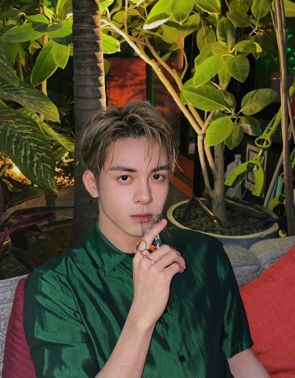 咪咕星鲜事#@曾舜晞银发 帅哥驾驭发色的能力太强了吧 @曾舜晞 无