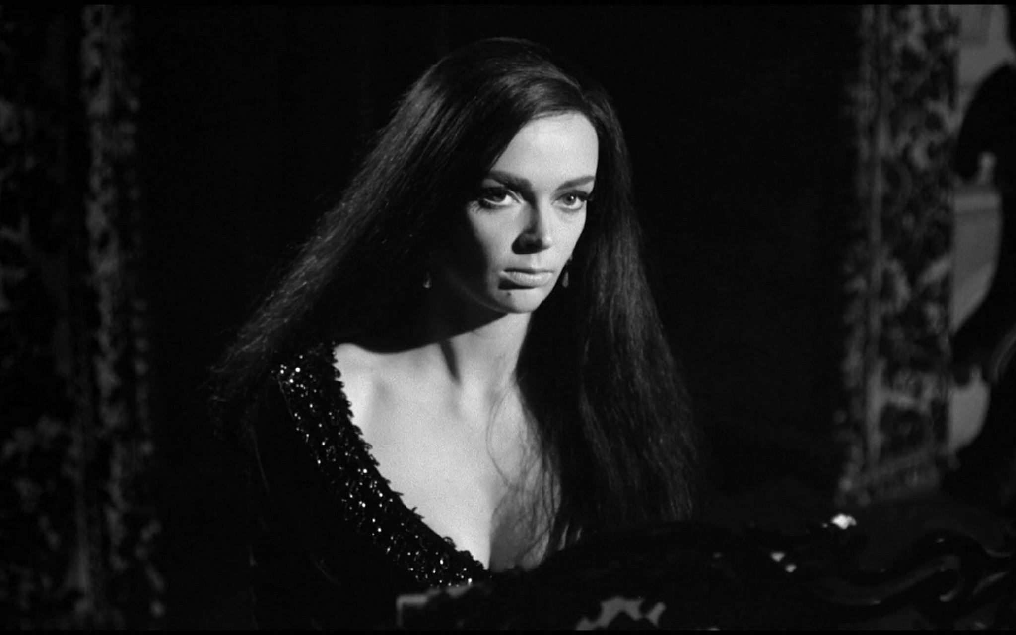 芭芭拉·斯蒂尔,1965年电影《梦魇城堡》.